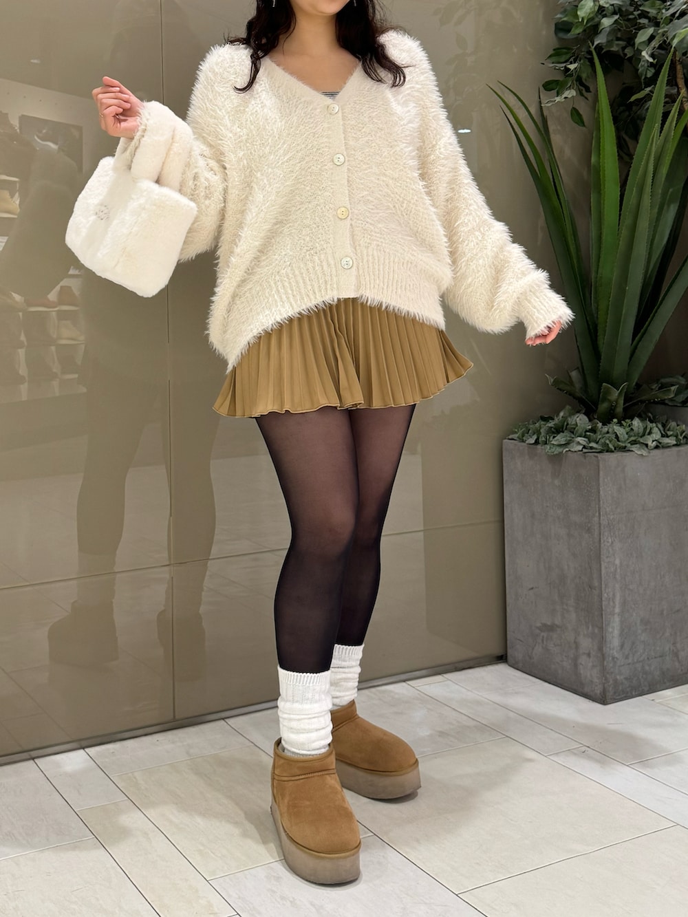 「one after another NICE CLAUP、nice claup、ナイスクラップ、ふわモテあざとカーディガン、ロングカーディガン、カーディガン、プリーツスカート、ルーズソックス、ムートンブーツ、キヤップ、冬のコーデ、おでかけコーデ、カジュアルコーデ、韓国ファッション、淡色コーデ」|「one after another NICE CLAUPのフェイクムートンブーツ(ブーツ、ブラウン系)」を使った、miho【骨格ストレート/イエベ春】さん(骨格ストレート・レディース・161cm)の冬コーディネートの2枚目の写真