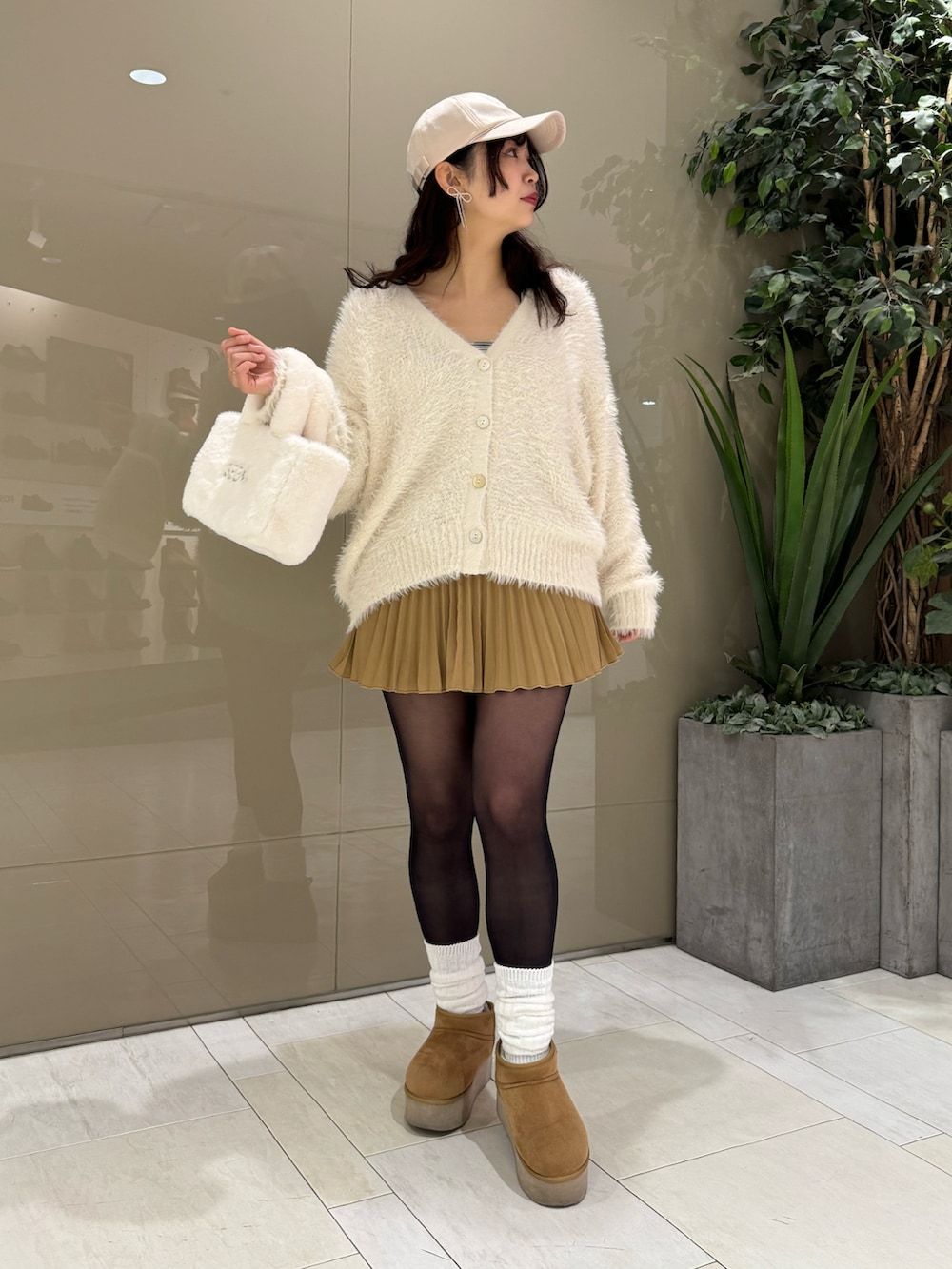 「one after another NICE CLAUP、nice claup、ナイスクラップ、ふわモテあざとカーディガン、ロングカーディガン、カーディガン、プリーツスカート、ルーズソックス、ムートンブーツ、キヤップ、冬のコーデ、おでかけコーデ、カジュアルコーデ、韓国ファッション、淡色コーデ」|「one after another NICE CLAUPのフェイクムートンブーツ(ブーツ、ブラウン系)」を使った、miho【骨格ストレート/イエベ春】さん(骨格ストレート・レディース・161cm)の冬コーディネートの5枚目の写真