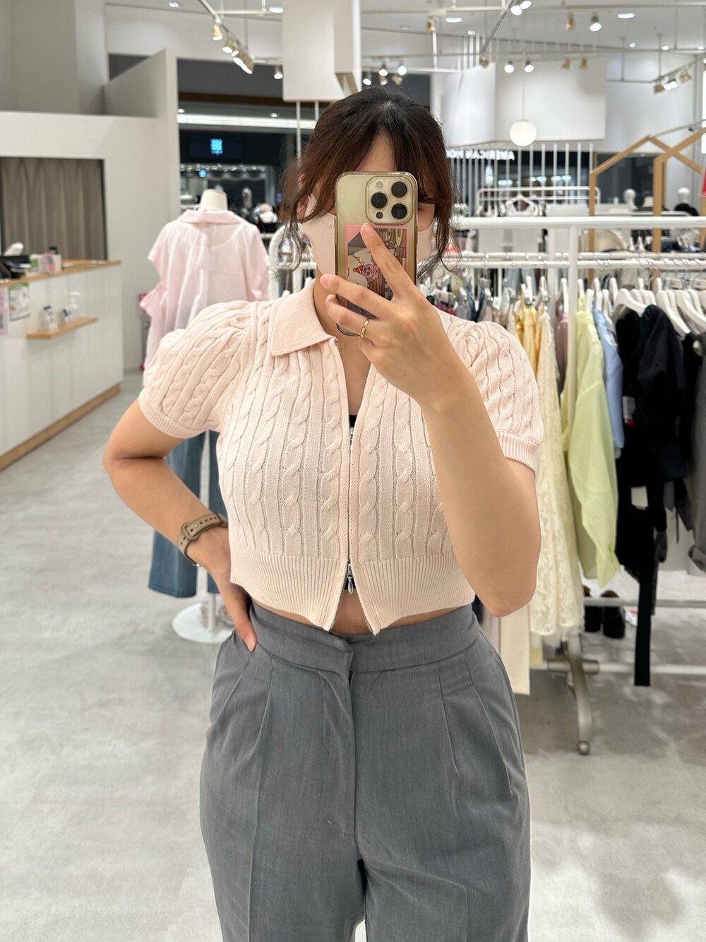 「one after another NICE CLAUP、nice claup、ナイスクラップ、ZIPニット、ポロニット、ピンクニット、スラックス、パンツスタイル、グレーコーデ、夏コーデ、夏ファッション、韓国ファッション、モノトーンコーデ、今日のコーデ」|「one after another NICE CLAUPの厚底スポーツサンダル(サンダル、ホワイト系)」を使った、miho【骨格ストレート/イエベ春】さん(骨格ストレート・レディース・161cm)の夏コーディネートの2枚目の写真