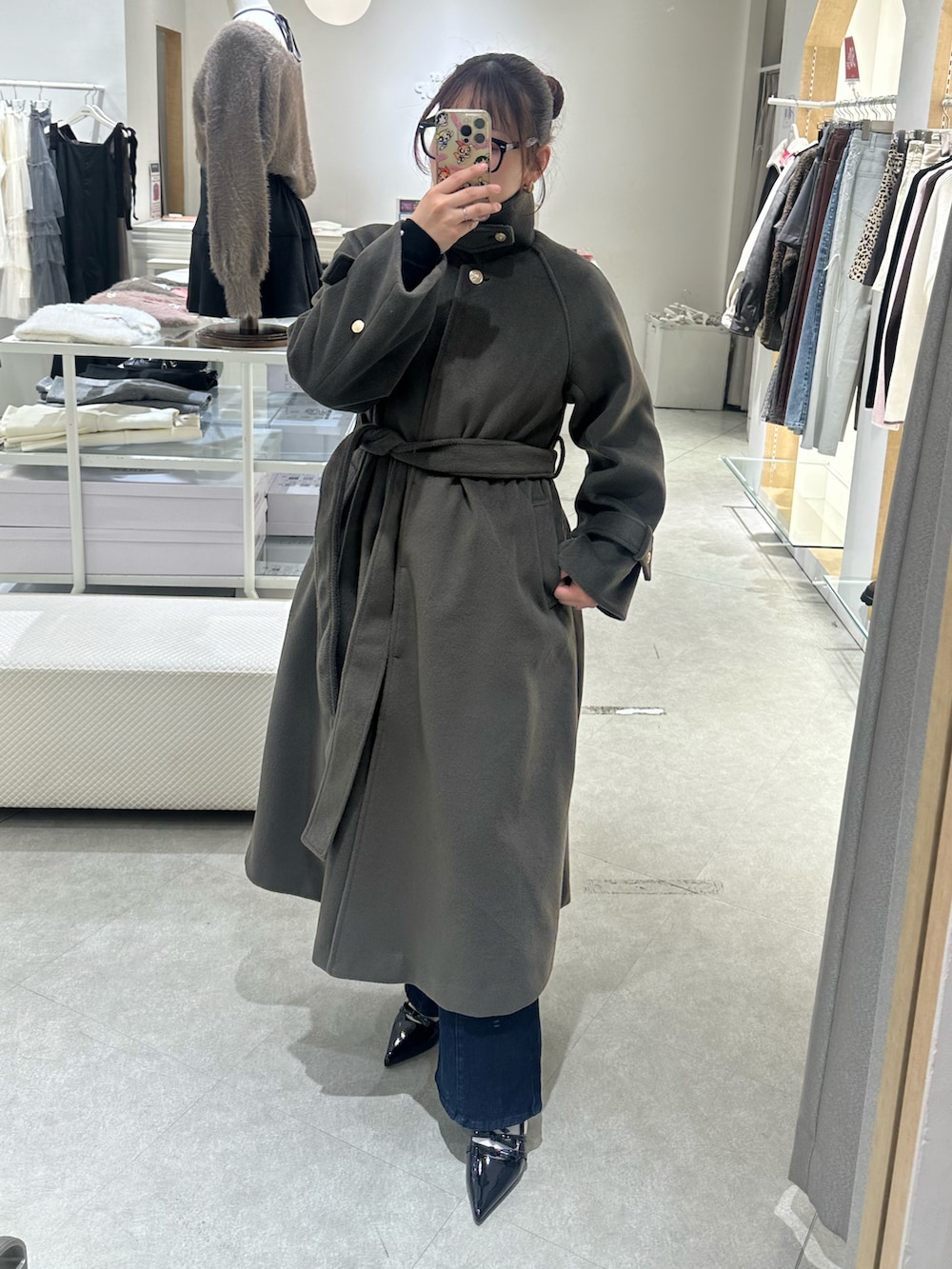 「one after another NICE CLAUP、ナイスクラップ、nice claup、ロングコート、冬コーデ、冬のコーデ、秋冬コーデ、大人かわいい、お出かけコーデ、キレイめ、オトナ女子、フレアパンツ、高身長コーデ、おしゃれさんと繋がりたい」｜「one after another NICE CLAUPのキーチャーム付きスクエアボストンバッグ（ショルダーバッグ、ブラック系）」を使った、miho【骨格ストレート/イエベ春】さん（レディース・161cm）の冬コーディネートの2枚目の写真