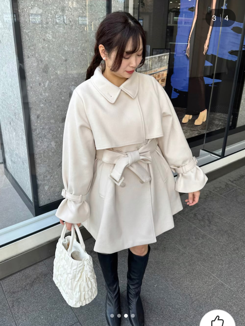 「one after another NICE CLAUP、ナイスクラップ、冬コーデ、冬アウター、ミドルコート、アウターコーデ、おでかけコーデ、淡色コーデ、ホワイトコーデ、デートコーデ、お洒落さんとつながりたい」｜「one after another NICE CLAUPの2way/スタンドカラーミドルコート（チェスターコート、ホワイト系）」を使った、miho【骨格ストレート/イエベ春】さん（レディース・161cm）の冬コーディネートの2枚目の写真
