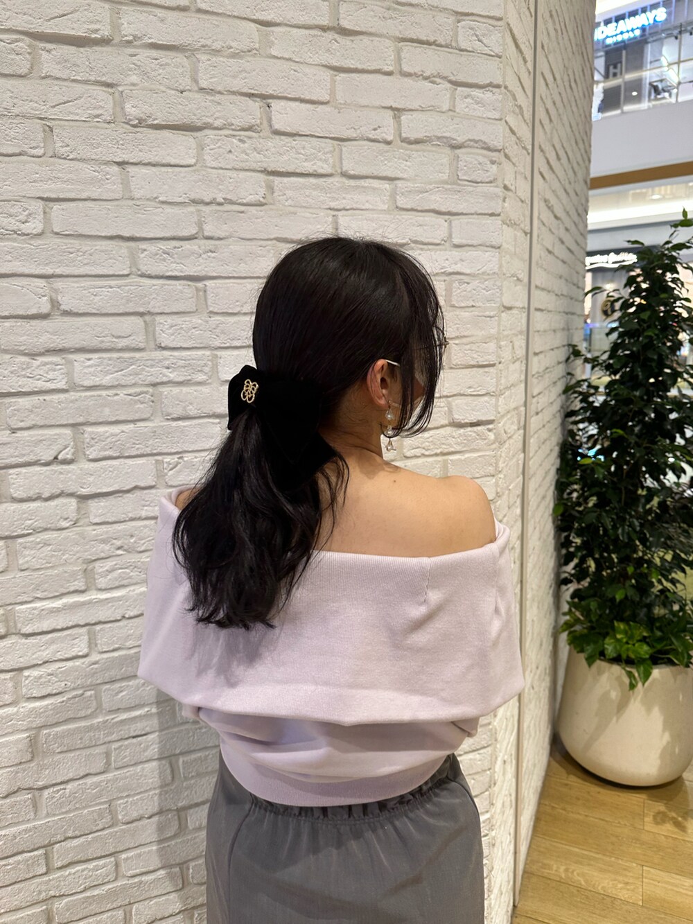 パープル系のスウェット、グレー系のワンピースを着用したレディースの春コーディネートの3枚目の写真