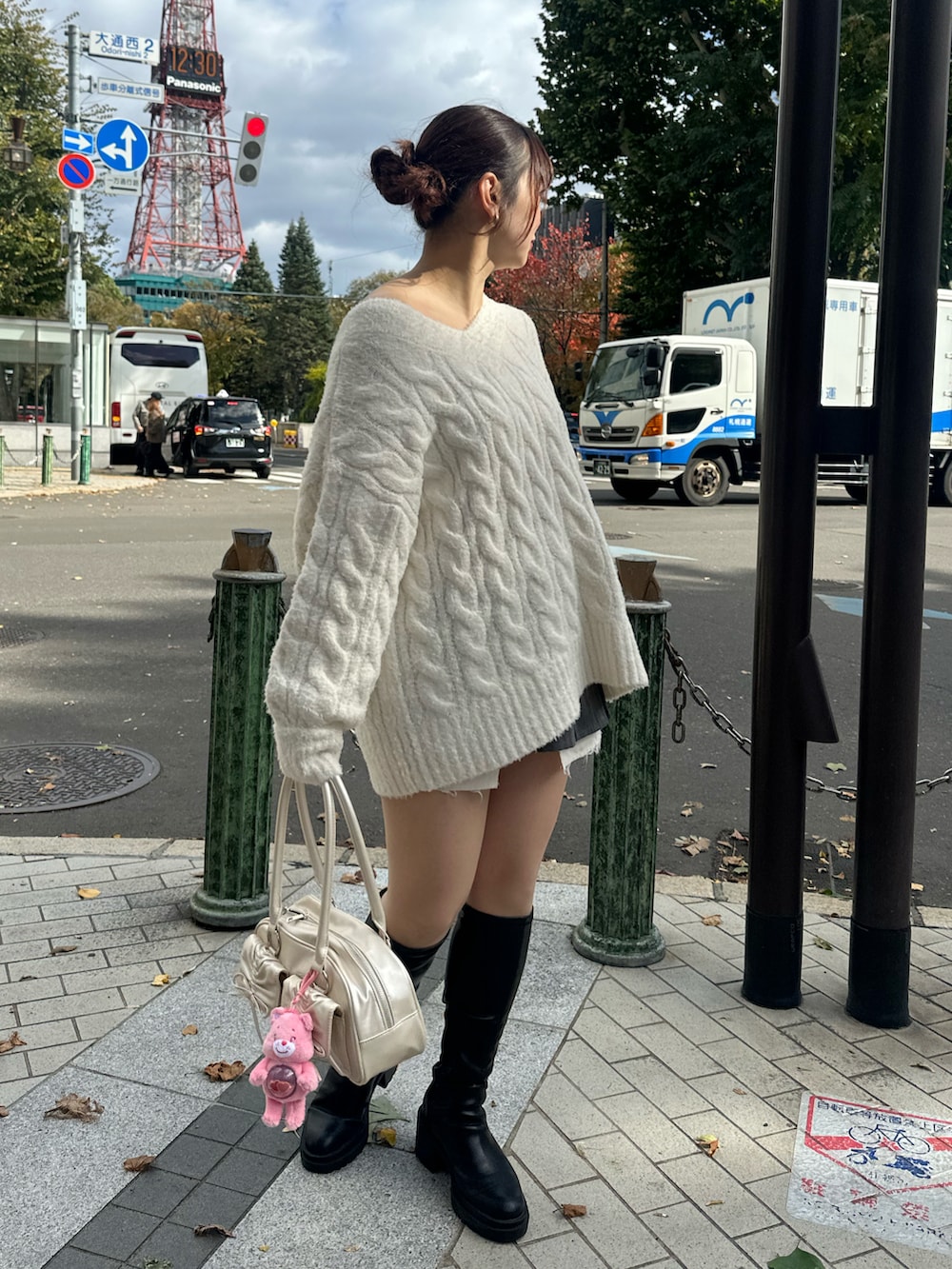 「one after another NICE CLAUP、nice claup、ナイスクラップ、ニットワンピース、ニットワンピ、ケーブル編み、ミニワンピ、ワンピース×ブーツ、秋冬コーデ、冬コーデ、今日のコーデ、おでかけコーデ、休日スタイル、お出かけコーデ、ワンピースコーデ」｜「one after another NICE CLAUPのヒールアップタンクロングブーツ（ブーツ、ブラック系）」を使った、miho【骨格ストレート/イエベ春】さん（レディース・161cm）の秋コーディネートの2枚目の写真