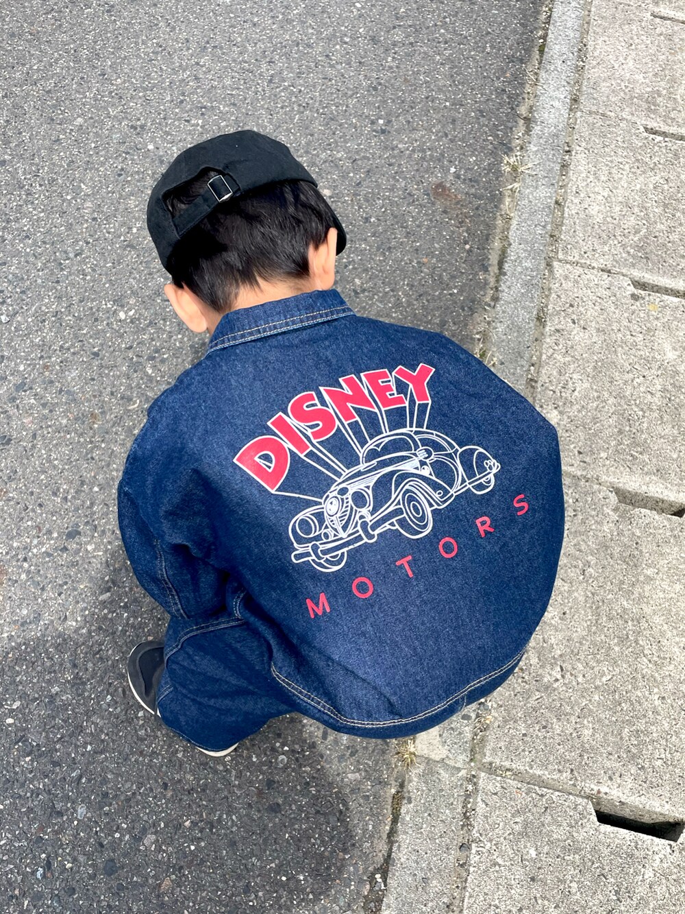 「春のNewスタイル、オールインワン、サロペット、セットアップ、デニム、カジュアルコーデ、春ファッション、休日スタイル、お出かけコーデ、オーバーオール、キャップ、春服、アウトドアスタイル」｜「しまむらのアイテム（つなぎ/オールインワン、ブルー系）」を使った、りつぼーさん（キッズ・90cm）の春コーディネートの4枚目の写真