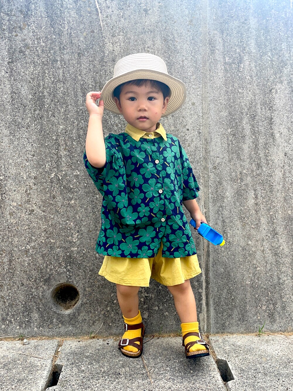 「シャツスタイル、休日コーデ、麦わら帽子、プチプラ、花柄、グリーン、セットアップ、ショートパンツ、ビタミンカラー、夏コーデ、ワントーンコーデ、柄シャツ」｜「DAISOのアイテム（ハット、ベージュ系）」を使った、りつぼーさん（キッズ・90cm）の夏コーディネートの2枚目の写真