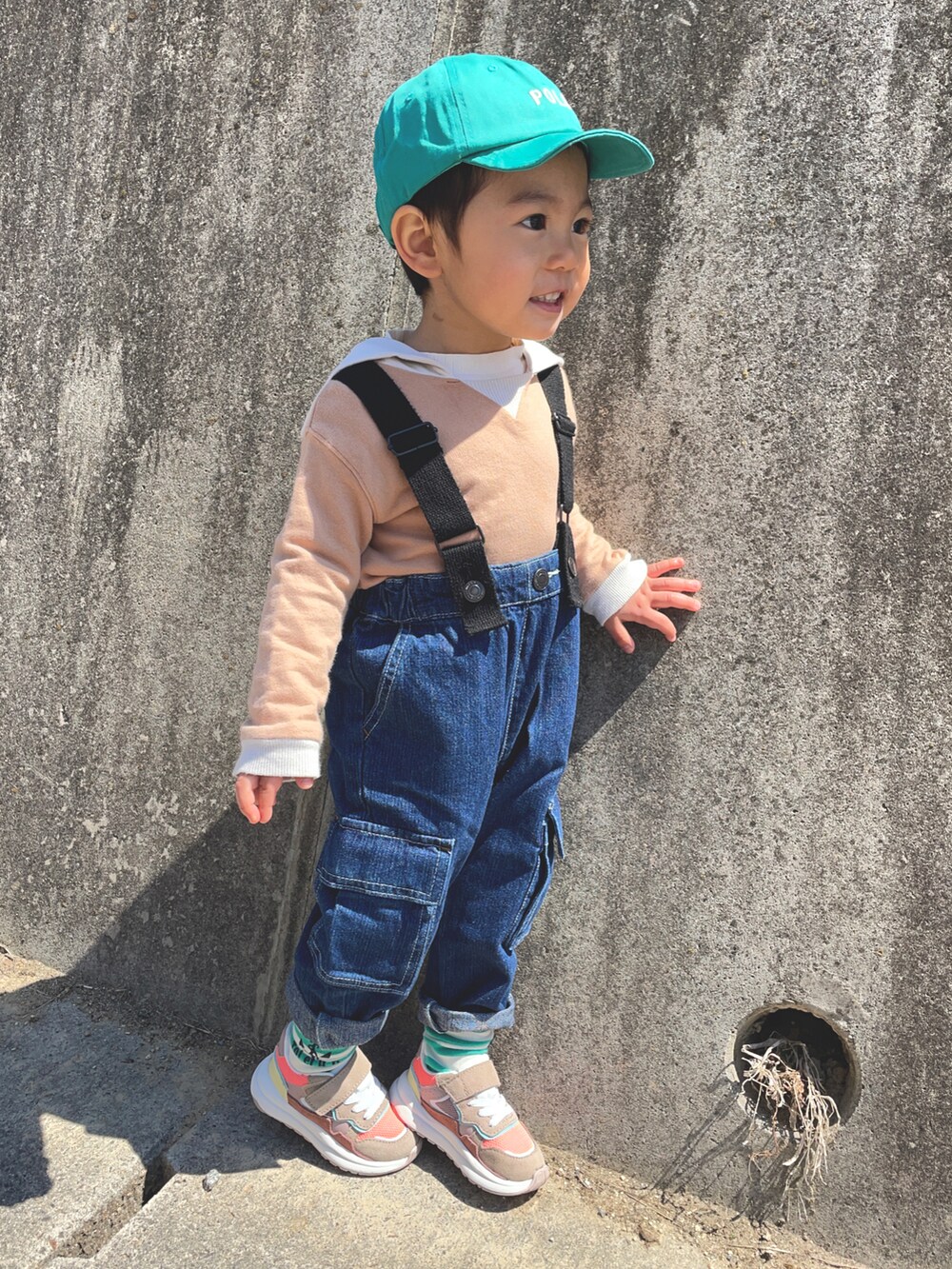 「はじめましてコーデ、レイヤードスタイル、オーバーオール、プチプラ、サロペット、春服みてみて、カジュアルコーデ、ZOZOKIDSDAY、カラーソックス」｜「しまむらのアイテム（キャップ、グリーン系）」を使った、りつぼーさん（キッズ・90cm）の春コーディネートの2枚目の写真