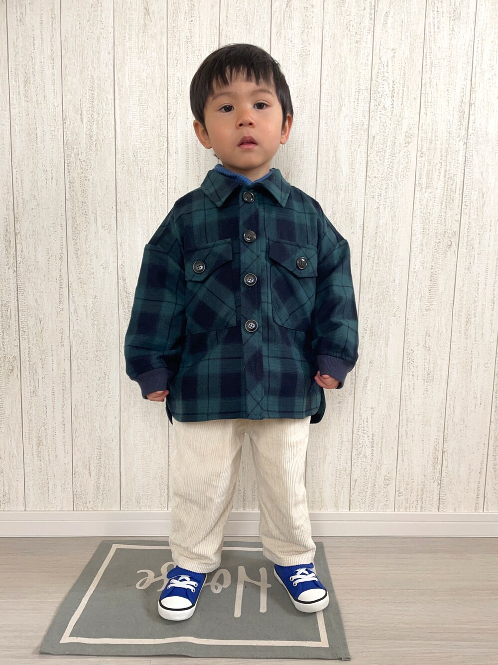 「春服デビュー宣言、ジャケット、カジュアルコーデ、ホワイトコーデ、カラーパンツ、スニーカー、チェック、プチプラ」｜「MAKE YOUR DAYのチェックCPOジャケット■80～140cm（その他アウター、グリーン系）」を使った、りつぼーさん（キッズ・90cm）の春コーディネートの2枚目の写真