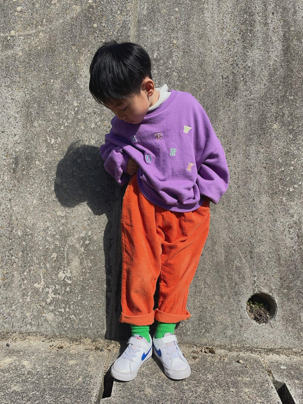 「春めき満開コーデ、カラーコーデ、カジュアルコーデ」｜「F.O.KIDSのビタミンカラープルオーバー（スウェット、パープル系）」を使った、りつぼーさん（キッズ・100cm）の春コーディネートの2枚目の写真
