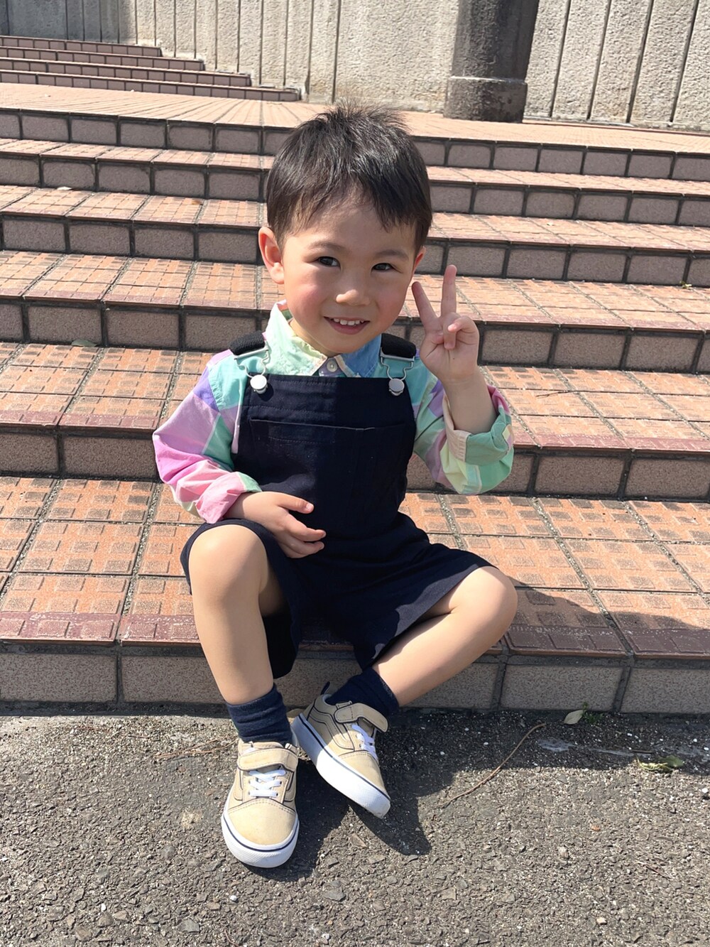 「シャツスタイル、サロペット、オーバーオール、カジュアルコーデ、スニーカー、春夏コーデ、休日スタイル、プチプラ、ピンク、お出かけコーデ日記、ショートパンツ」｜「pairmanonのユニセックス無地ショート丈サロペット（サロペット/オーバーオール、ブルー系）」を使った、りつぼーさん（キッズ・90cm）の春コーディネートの2枚目の写真
