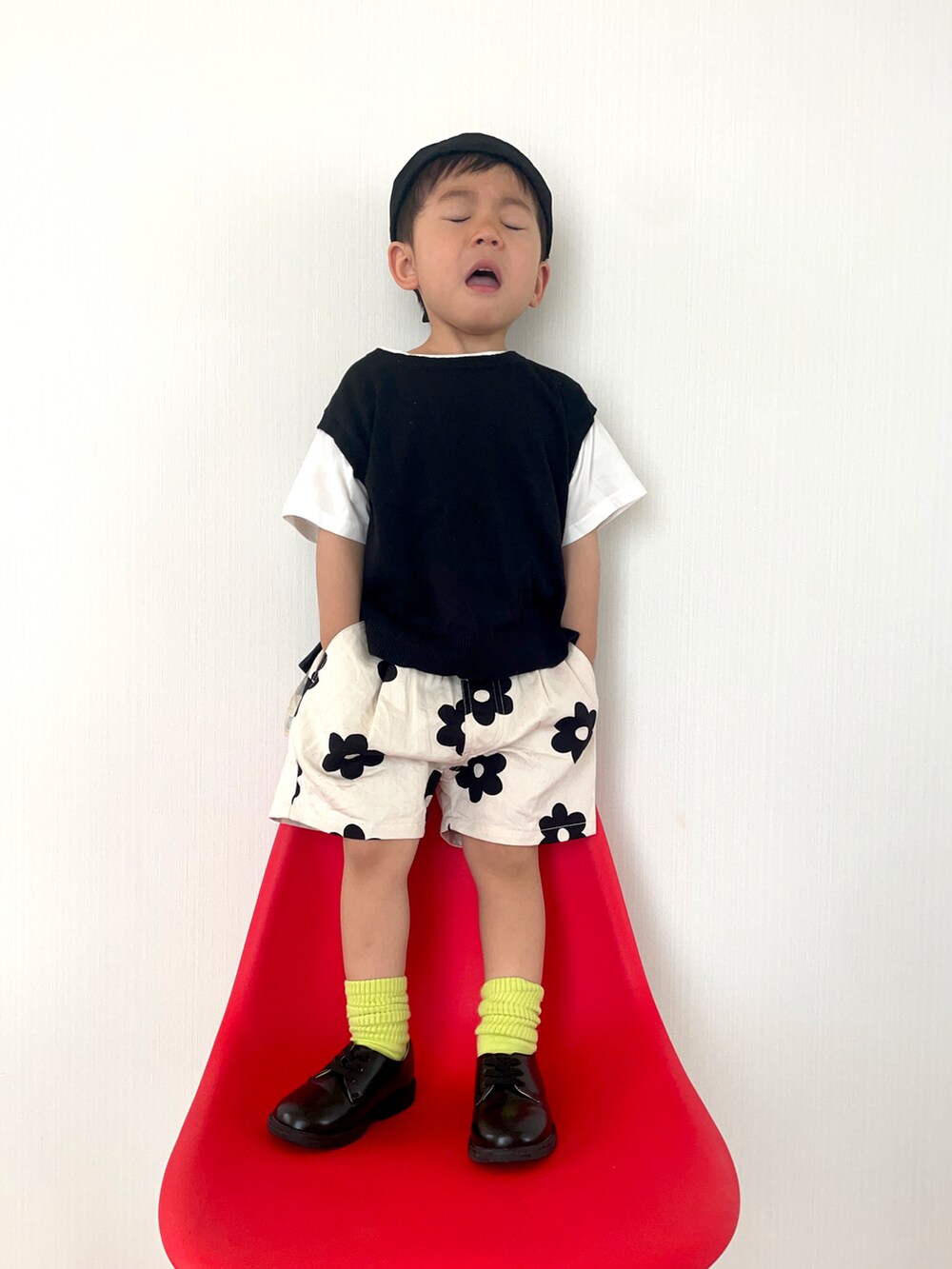 「花柄、ショートパンツ、ドレスシューズ、モノトーン、休日スタイル、プチプラ、初夏コーデ、おでかけコーデ、カラーソックス」｜「BREEZEのフィッシャーマンズキャップ（キャップ、ブラック系）」を使った、りつぼーさん（キッズ・90cm）の夏コーディネートの3枚目の写真