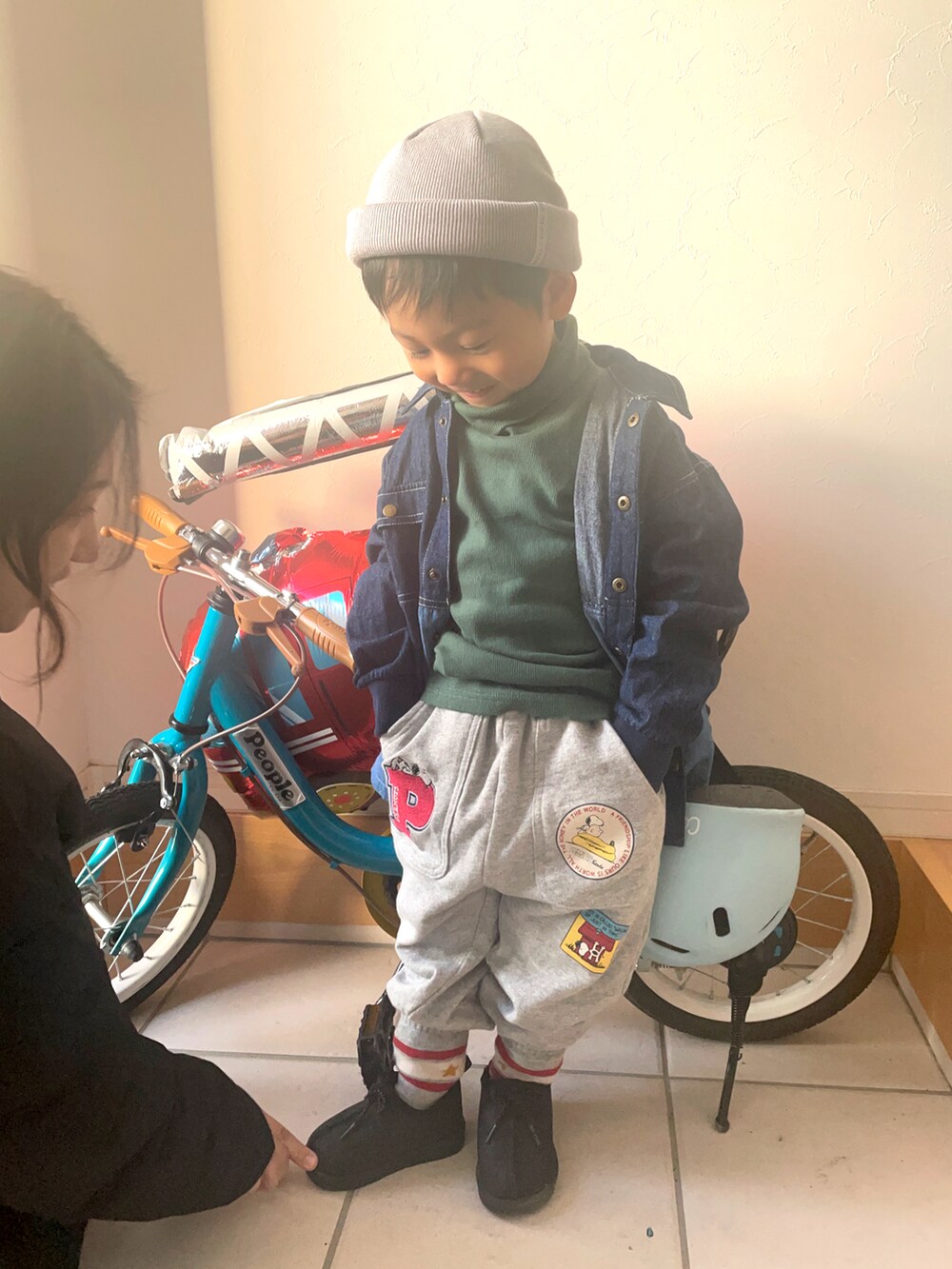 「ブーツ、休日スタイル、プチプラ、ニット帽、デニム、シャツスタイル、タートルネック、スウェットパンツ、マイベストコーデ2022、カジュアルコーデ、レイヤードスタイル、冬コーデ、クリスマスに着たい服、カラーソックス」｜「BREEZEの2WAYニットキャップ（ニットキャップ/ビーニー、グレー系）」を使った、りつぼーさん（キッズ・90cm）の冬コーディネートの5枚目の写真
