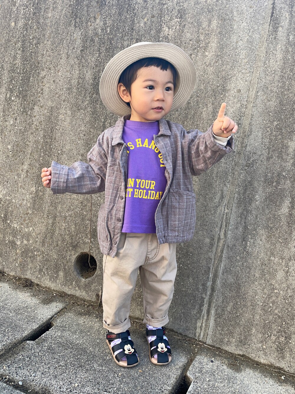 「春夏コーデ、ごきげんウィーク、休日スタイル、カジュアルコーデ、ZOZOKIDSDAY、今日のコーデ、カンカン帽、グルカサンダル、シャツコーデ」｜「BRANSHESのアイテム（パンツ、ベージュ系）」を使った、りつぼーさん（キッズ・90cm）の春コーディネートの3枚目の写真