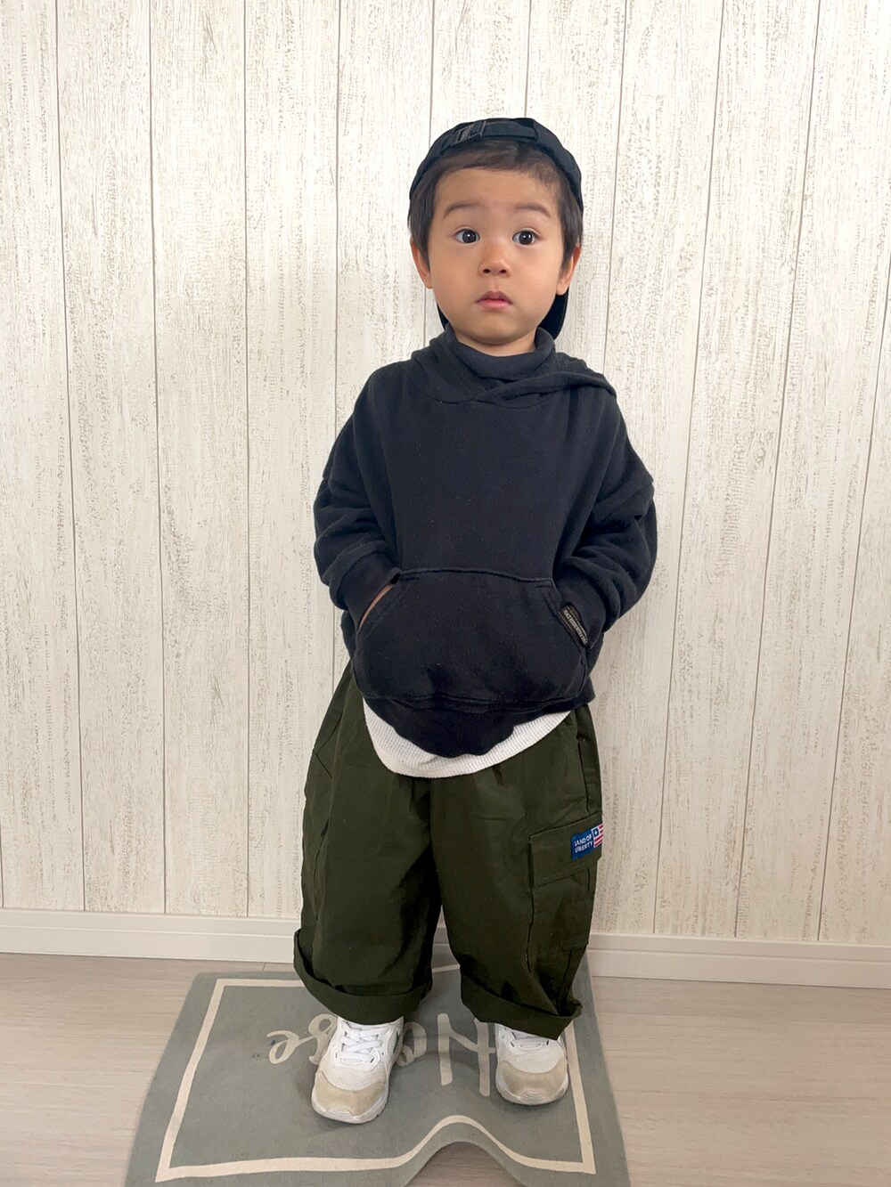 「春服デビュー宣言、カジュアルコーデ、パーカー、ワイドパンツ、ストリート、スニーカー、ビッグシルエット、春コーデ、休日コーデ、パステル映える春、カーゴパンツ」｜「BREEZEのアイテム（パーカー、ブラック系）」を使った、りつぼーさん（キッズ・90cm）の春コーディネートの3枚目の写真