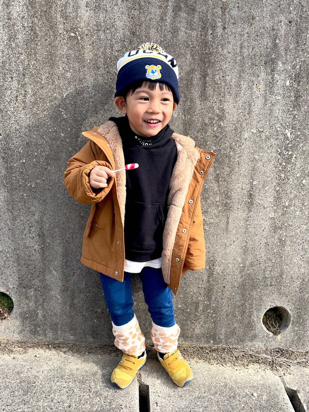 「冬を彩る色いろコーデ、プチプラ、ニット帽、シンプルコーデ、カジュアルコーデ、パーカー、デニム、カラー×コーデ、タートルネック、スウエット、お出かけコーデ、冬アウター」｜「UCLAの【KIDS】【UCLA/ユーシーエルエー】TYPY別注ニットワッチ（ニットキャップ/ビーニー、ブルー系）」を使った、りつぼーさん（キッズ・90cm）の冬コーディネートの4枚目の写真