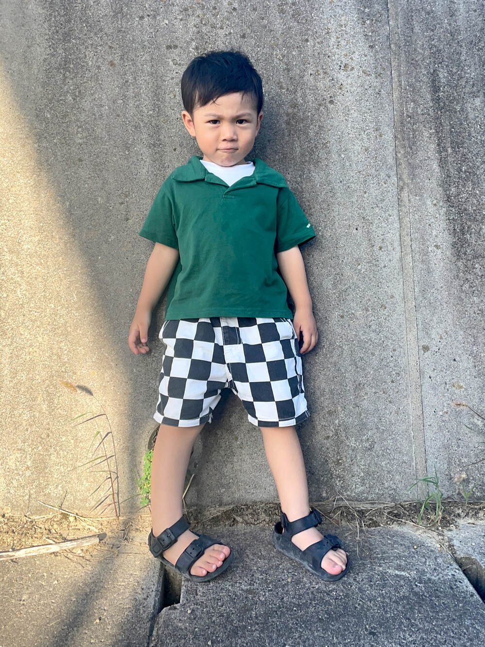グリーン系のシャツ/ブラウス、その他のパンツ、ブラック系のサンダルを着用したキッズの夏コーディネートの3枚目の写真