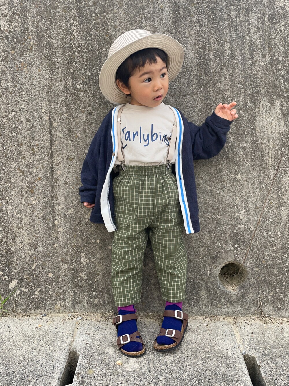 「タックイン、サンダル、夏だ！Tシャツ着よう！、ペアマノン、カンカン帽、プチプラ、カラーパンツ、ロゴT、ギンガムチェック、麦わら帽子」｜「apres les coursのベーシックサンダル（サンダル、ブラウン系）」を使った、りつぼーさん（キッズ・90cm）の春コーディネートの4枚目の写真