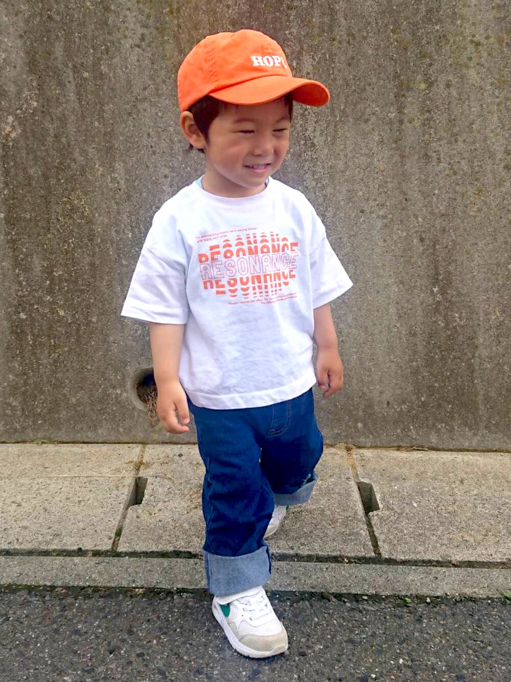 「白Tシャツ、シンプルコーデ、ストリート、ロゴT、デニム、カラーソックス、チャオパニックティピー(CIAOPANIC TYPY)」｜「petit mainのロゴ刺しゅうキャップ（キャップ、オレンジ系）」を使った、りつぼーさん（キッズ・90cm）の夏コーディネートの2枚目の写真