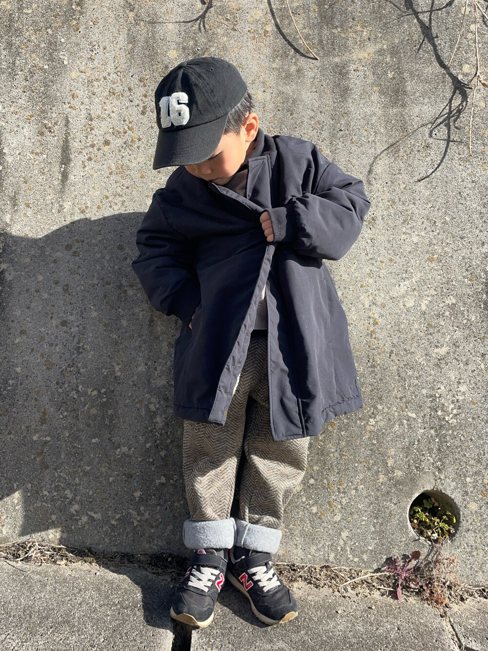 「冬コーデ、マイベストコーデ2024、クリスマスに着たい服、シンプルコーデ、アウター、レイヤードスタイル」｜「antiquaの今っぽい！こなれシルエット裏毛トレーナー（スウェット、ベージュ系）」を使った、りつぼーさん（キッズ・100cm）の冬コーディネートの2枚目の写真