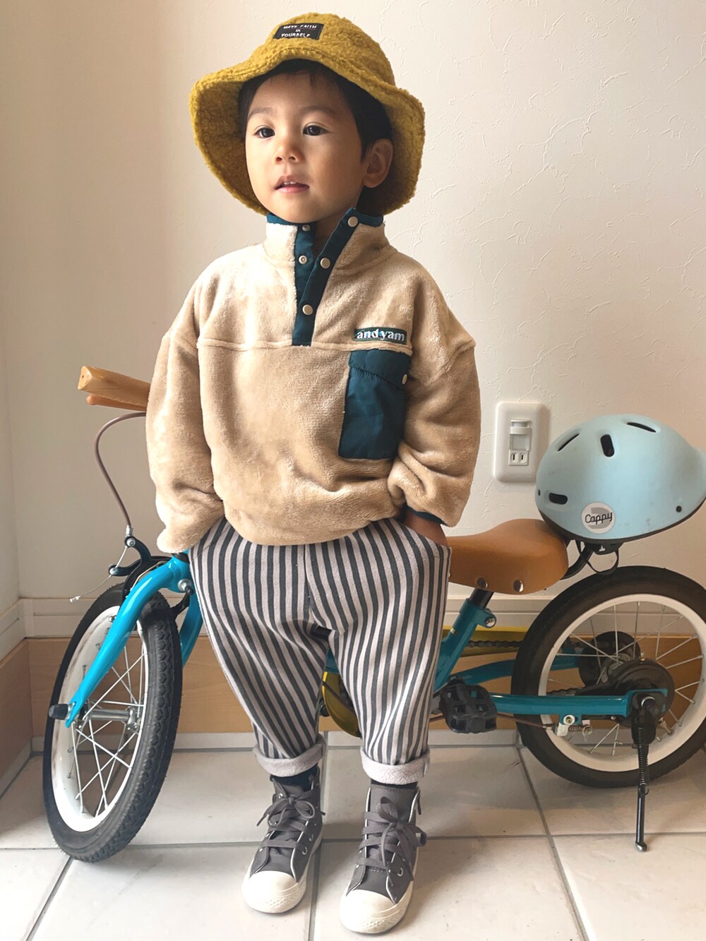 「休日スタイル、フリース、秋冬コーデ、カジュアルコーデ、コンバース、スウェットパンツ、バケットハット、アウトドアスタイル、あったかコーデ、プチプラ、冬コーデ、ストリート」｜「SHOO・LA・RUEのボアハット（ハット、ブラウン系）」を使った、りつぼーさん（キッズ・90cm）の秋コーディネートの2枚目の写真