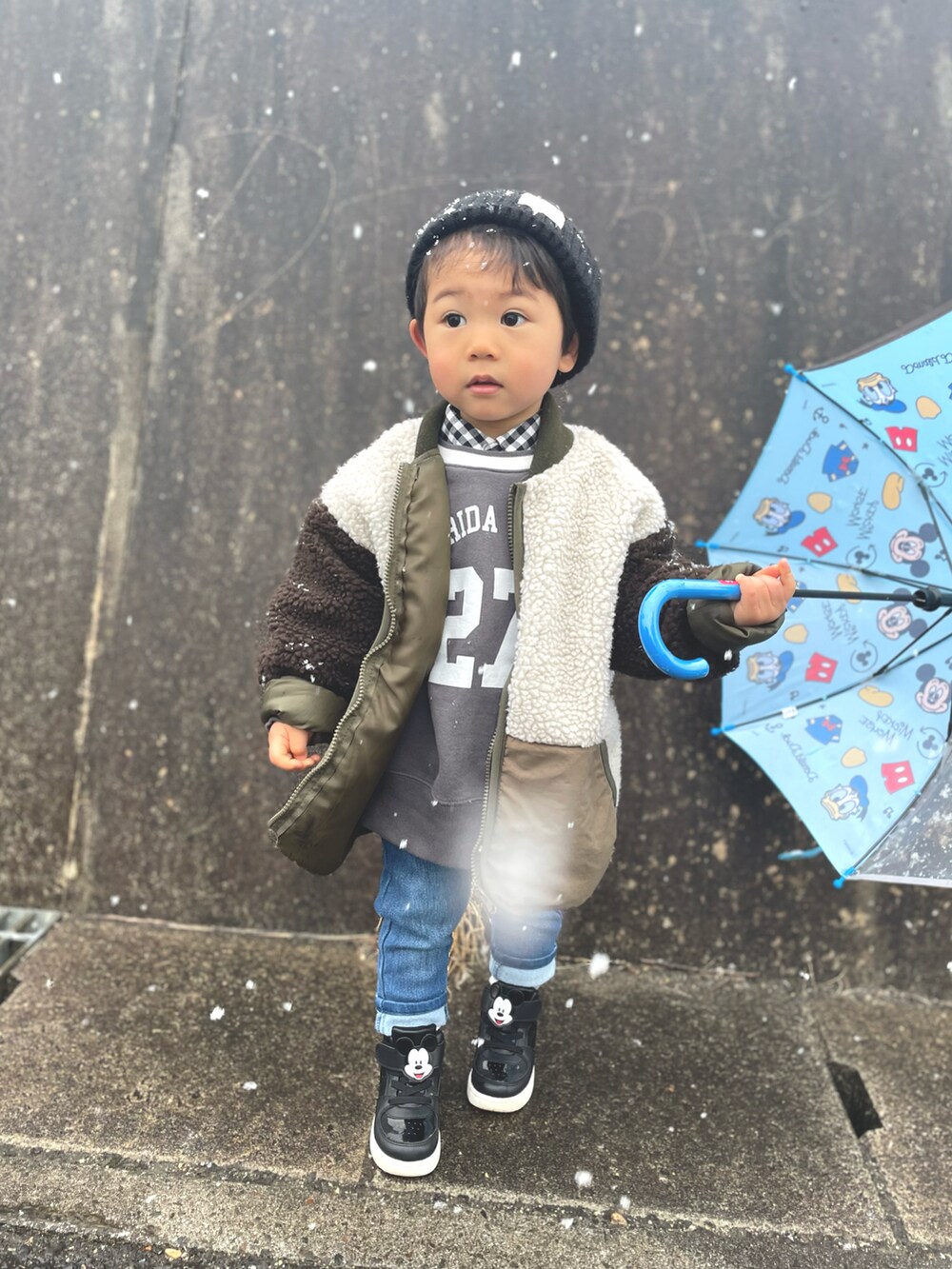 「デニム、デニムパンツ、レイヤードスタイル、スニーカーコーデ、うごきやすさ重視、ハイカットスニーカー」｜「西松屋のアイテム（ニットキャップ/ビーニー、ブラック系）」を使った、りつぼーさん（キッズ・90cm）の春コーディネートの2枚目の写真