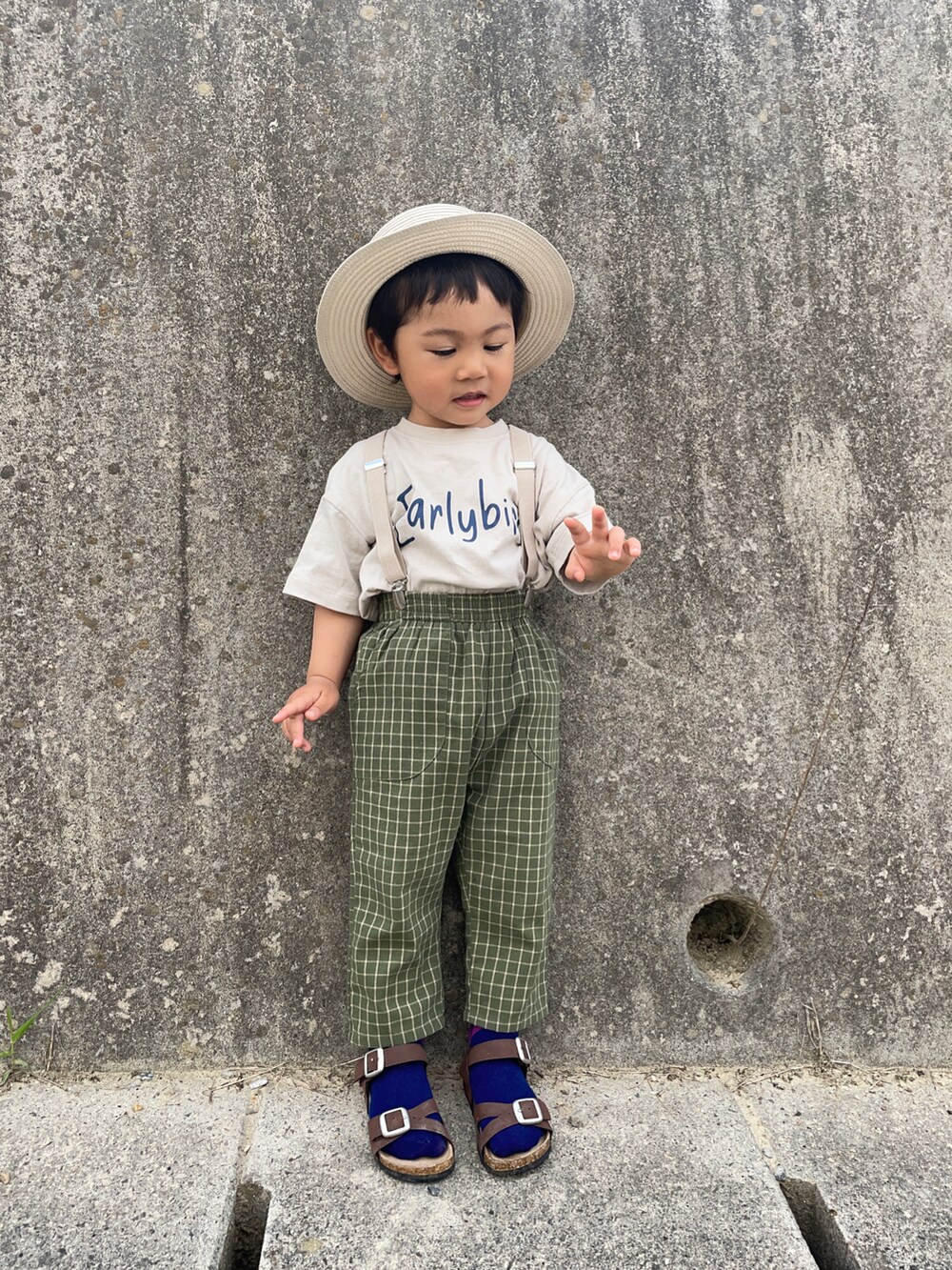 「タックイン、サンダル、夏だ！Tシャツ着よう！、ペアマノン、カンカン帽、プチプラ、カラーパンツ、ロゴT、ギンガムチェック、麦わら帽子」｜「apres les coursのベーシックサンダル（サンダル、ブラウン系）」を使った、りつぼーさん（キッズ・90cm）の春コーディネートの2枚目の写真