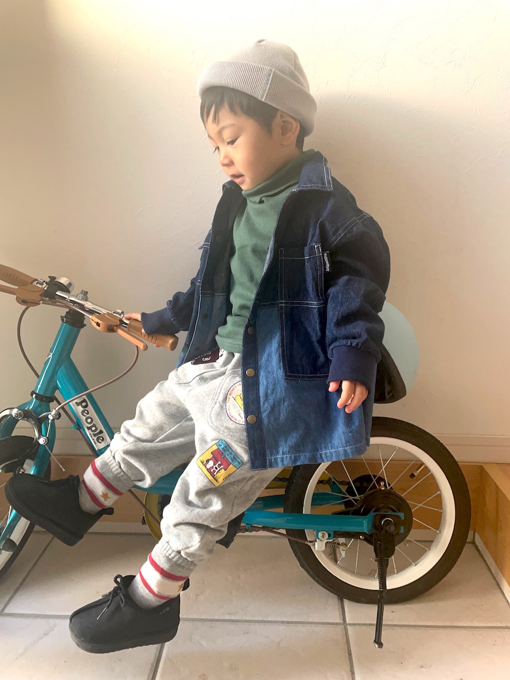 「ブーツ、休日スタイル、プチプラ、ニット帽、デニム、シャツスタイル、タートルネック、スウェットパンツ、マイベストコーデ2022、カジュアルコーデ、レイヤードスタイル、冬コーデ、クリスマスに着たい服、カラーソックス」｜「BREEZEの2WAYニットキャップ（ニットキャップ/ビーニー、グレー系）」を使った、りつぼーさん（キッズ・90cm）の冬コーディネートの3枚目の写真