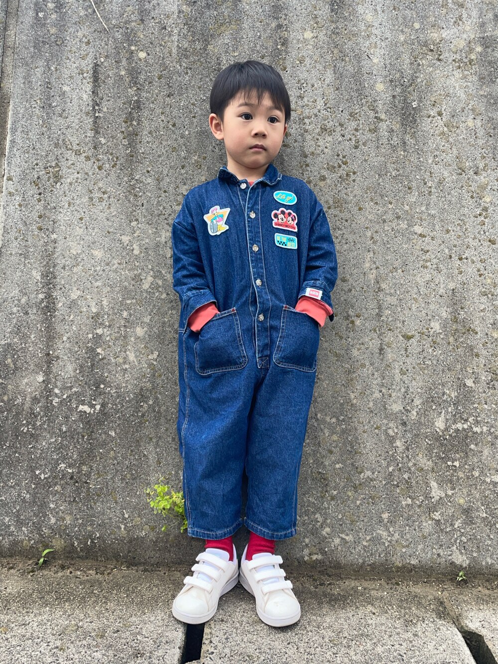 ホワイト系のスニーカーを着用したキッズの春コーディネートの2枚目の写真