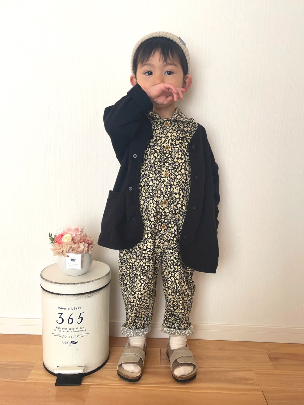 「春服みてみて、オールインワン、セットアップ、カーディガン、花柄、パステル映える春」｜「pairmanonの花柄襟付き半袖ガールズオールインワン（つなぎ/オールインワン、ブラック系）」を使った、りつぼーさん（キッズ・90cm）の春コーディネートの2枚目の写真