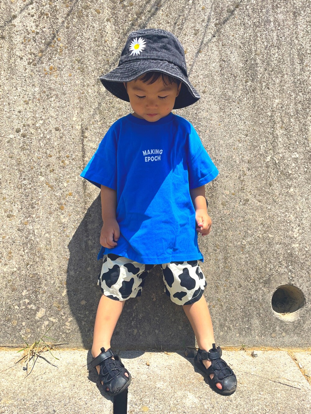 「ストリート、休日コーデ、サンダル、バケットハット、Tシャツ、夏だ！Tシャツ着よう！、夏コーデ、ショートパンツ、ビタミンカラー、スポーツサンダル、プチプラ、ロゴT」｜「韓国服のアイテム（ハット、ブラック系）」を使った、りつぼーさん（キッズ・90cm）の夏コーディネートの2枚目の写真