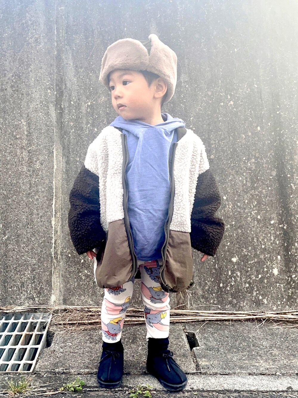 「WEARハロウィン2022、カーキ、モコモコアウター、チャオパニックティピー(CIAOPANIC TYPY)、ビッグシルエット、ブーツ、カジュアルコーデ、フリース」｜「西松屋のアイテム（キャップ、グリーン系）」を使った、りつぼーさん（キッズ・90cm）の秋コーディネートの2枚目の写真