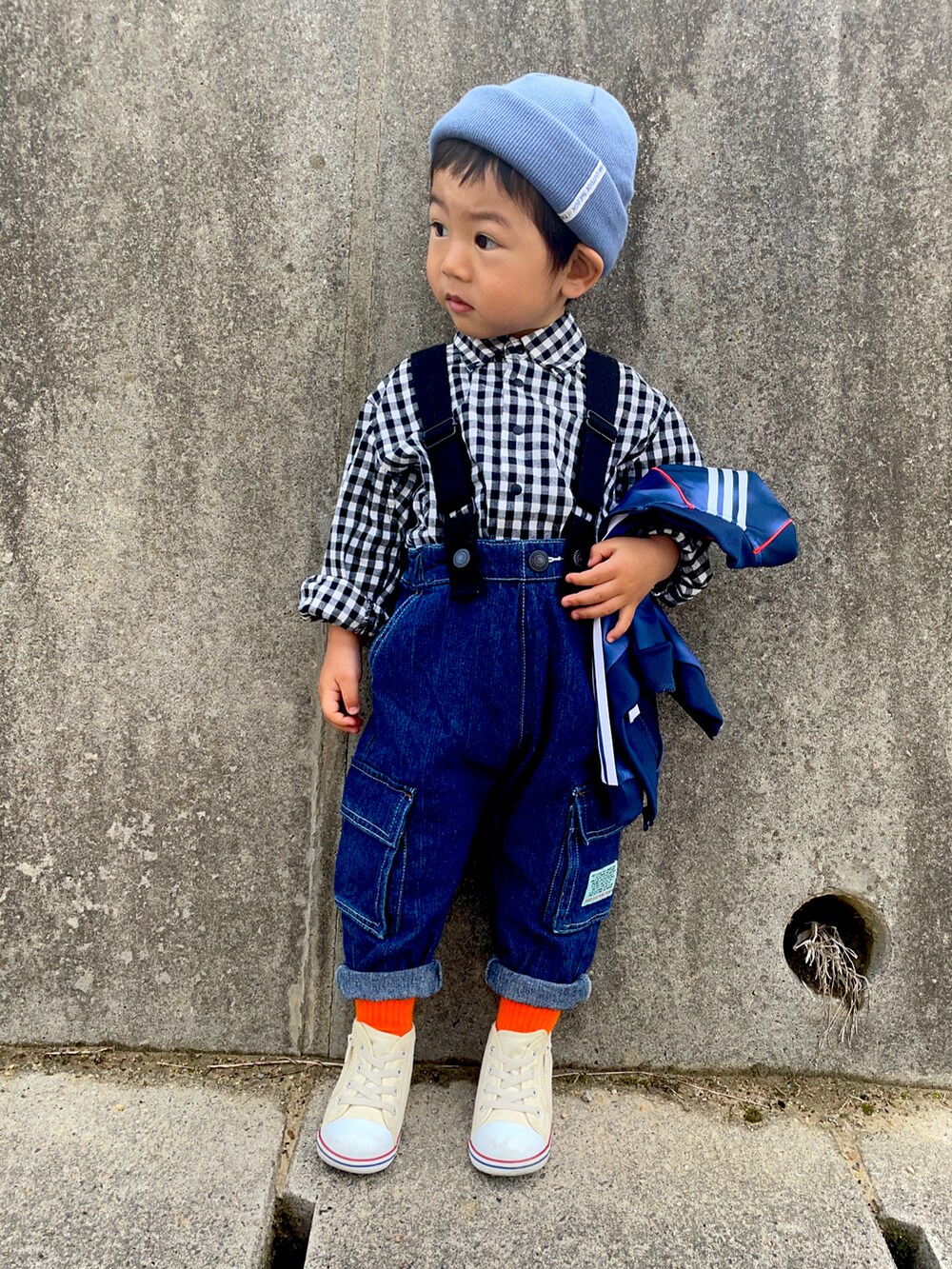 「シャツスタイル、サロペット、ビーニー、カラーソックス、スポーツミックス、コンバース、タックイン、FUDGE KIDSのトラッドスタイル、ギンガムチェック、カーゴパンツ」|「BREEZEの2WAYニットキャップ(ニットキャップ/ビーニー、ブルー系)」を使った、りつぼーさん(キッズ・90cm)の春コーディネートの2枚目の写真