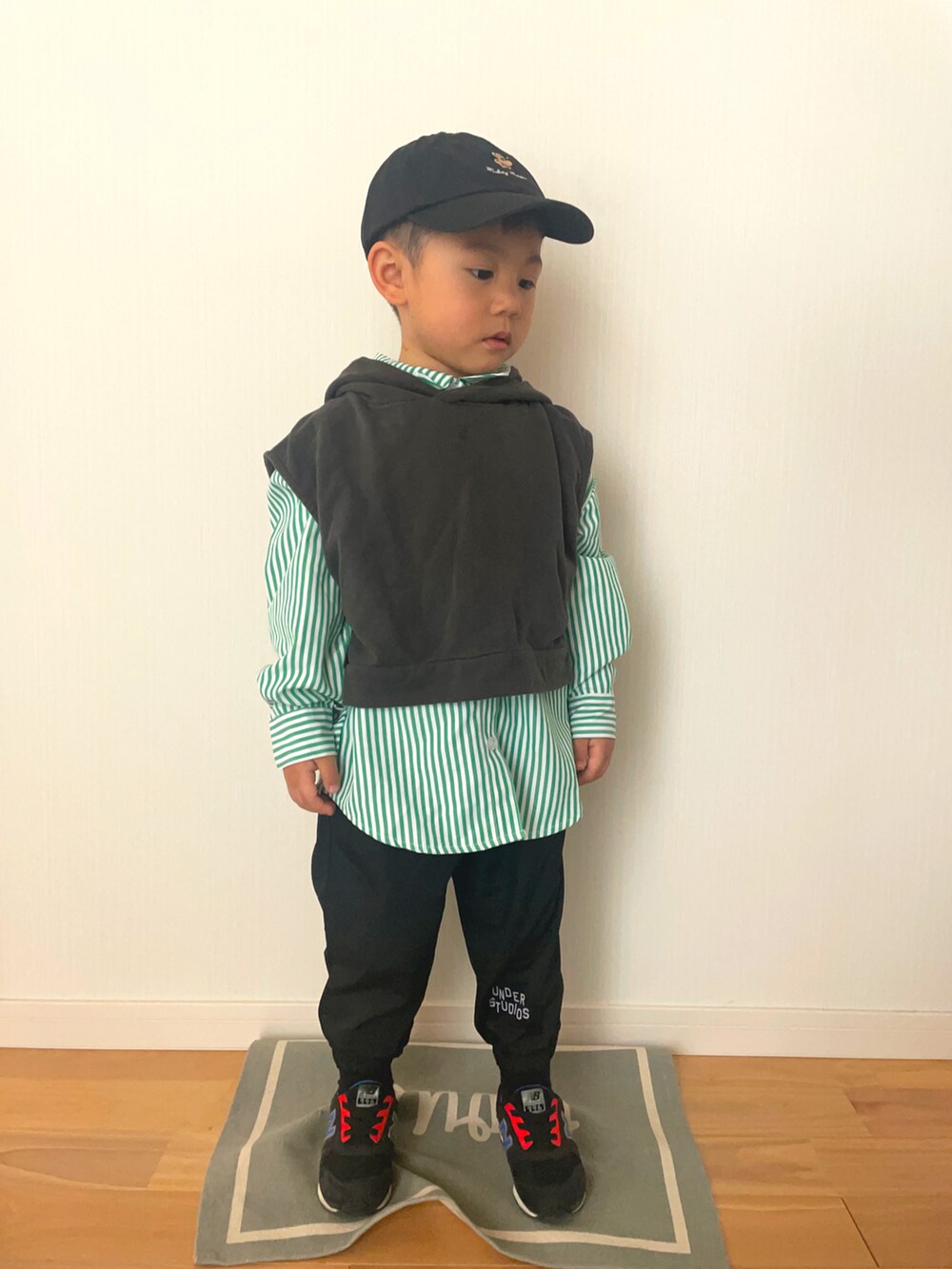 グレー系のスウェット、グリーン系のシャツ/ブラウス、ブラック系のその他パンツを着用したキッズの春コーディネートの4枚目の写真