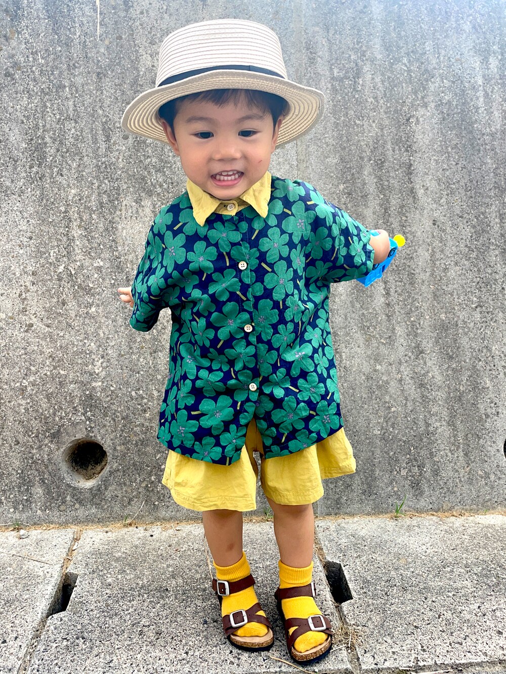「シャツスタイル、休日コーデ、麦わら帽子、プチプラ、花柄、グリーン、セットアップ、ショートパンツ、ビタミンカラー、夏コーデ、ワントーンコーデ、柄シャツ」｜「DAISOのアイテム（ハット、ベージュ系）」を使った、りつぼーさん（キッズ・90cm）の夏コーディネートの5枚目の写真