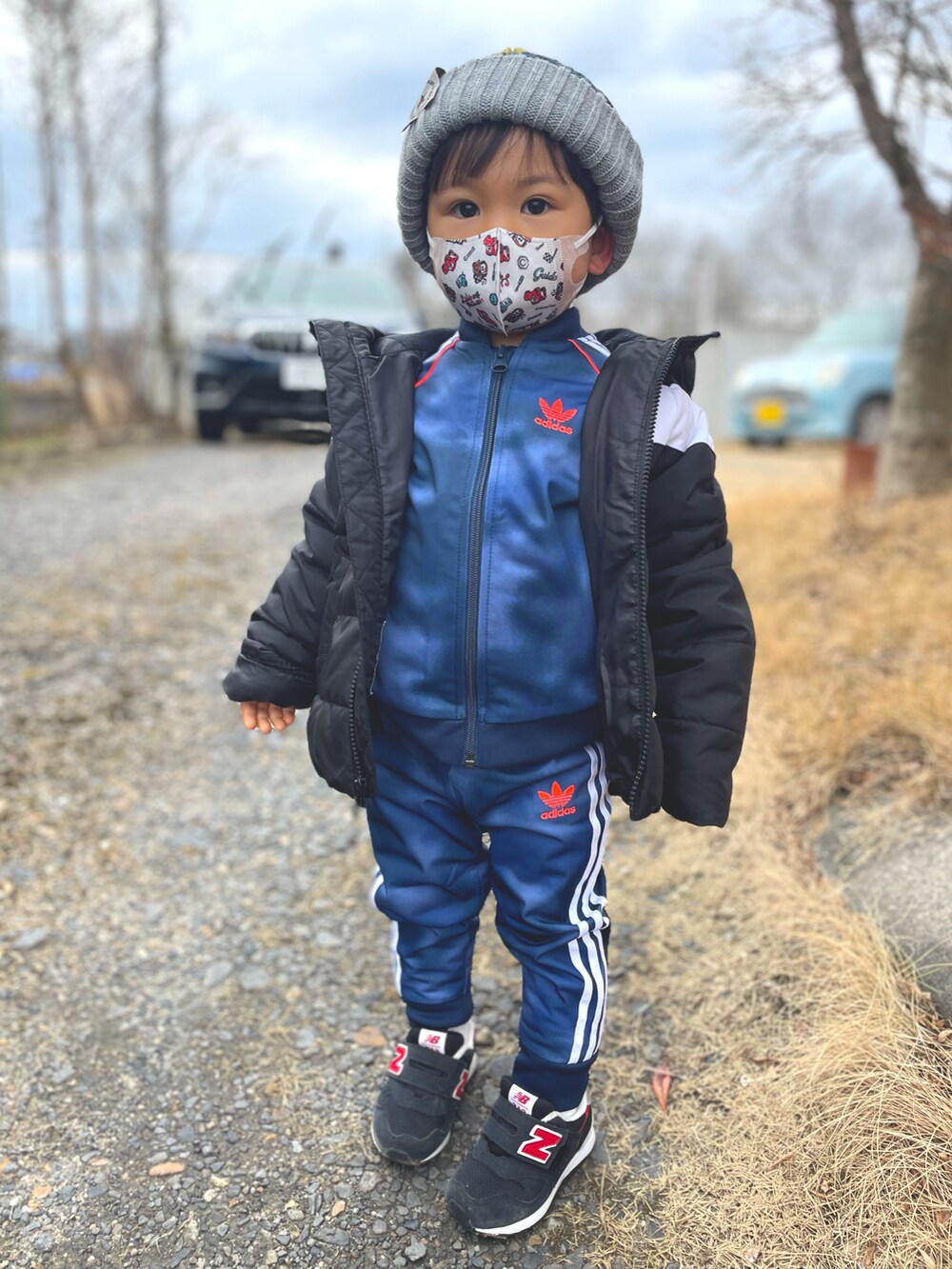 「休日コーデ、男の子、スニーカー、スポーティ、スポーツウェア、2歳」｜「adidasのアイテム（アウトドア/スポーツ、ブルー系）」を使った、りつぼーさん（キッズ・90cm）の冬コーディネートの2枚目の写真