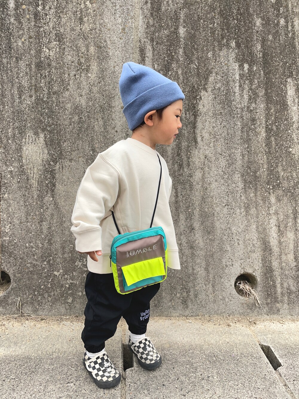 「ビールーム、モノトーン、ootd、オーバーサイズ、ビッグシルエット、スリッポン、ZOZOKIDSDAY、カーゴパンツ」｜「BREEZEの2WAYニットキャップ（ニットキャップ/ビーニー、ブルー系）」を使った、りつぼーさん（キッズ・90cm）の春コーディネートの2枚目の写真