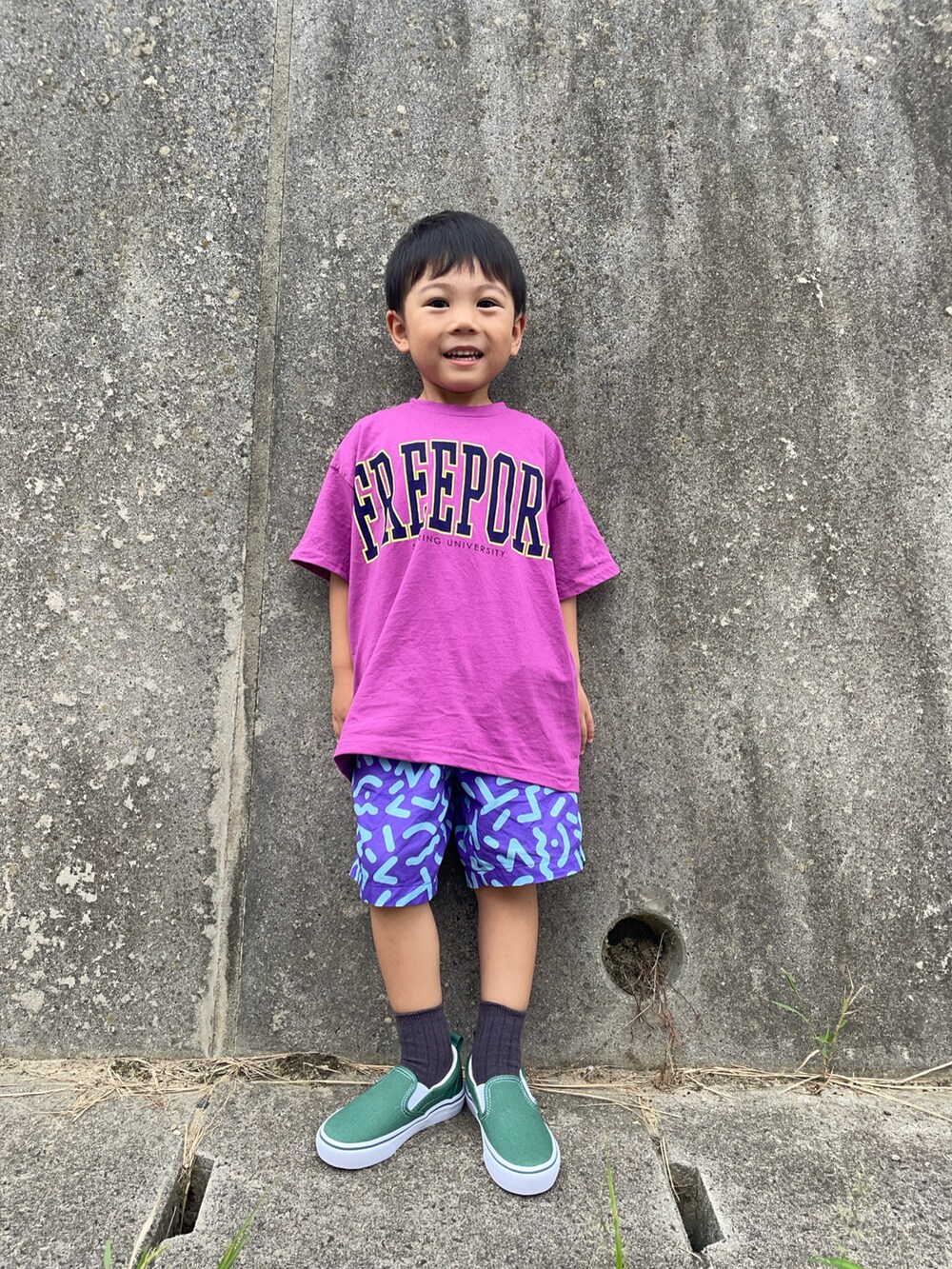 「アツいコーデ全部見せ、お出かけコーデ、秋服準備はじめました、キッズコーデ、Tシャツ、カジュアル」｜「BREEZEの【ユニセックス・12色】ヴィンテージバリエーションTシャツ_一部WEB限定サイズ（Tシャツ/カットソー、パープル系）」を使った、りつぼーさん（キッズ・90cm）の夏コーディネートの2枚目の写真