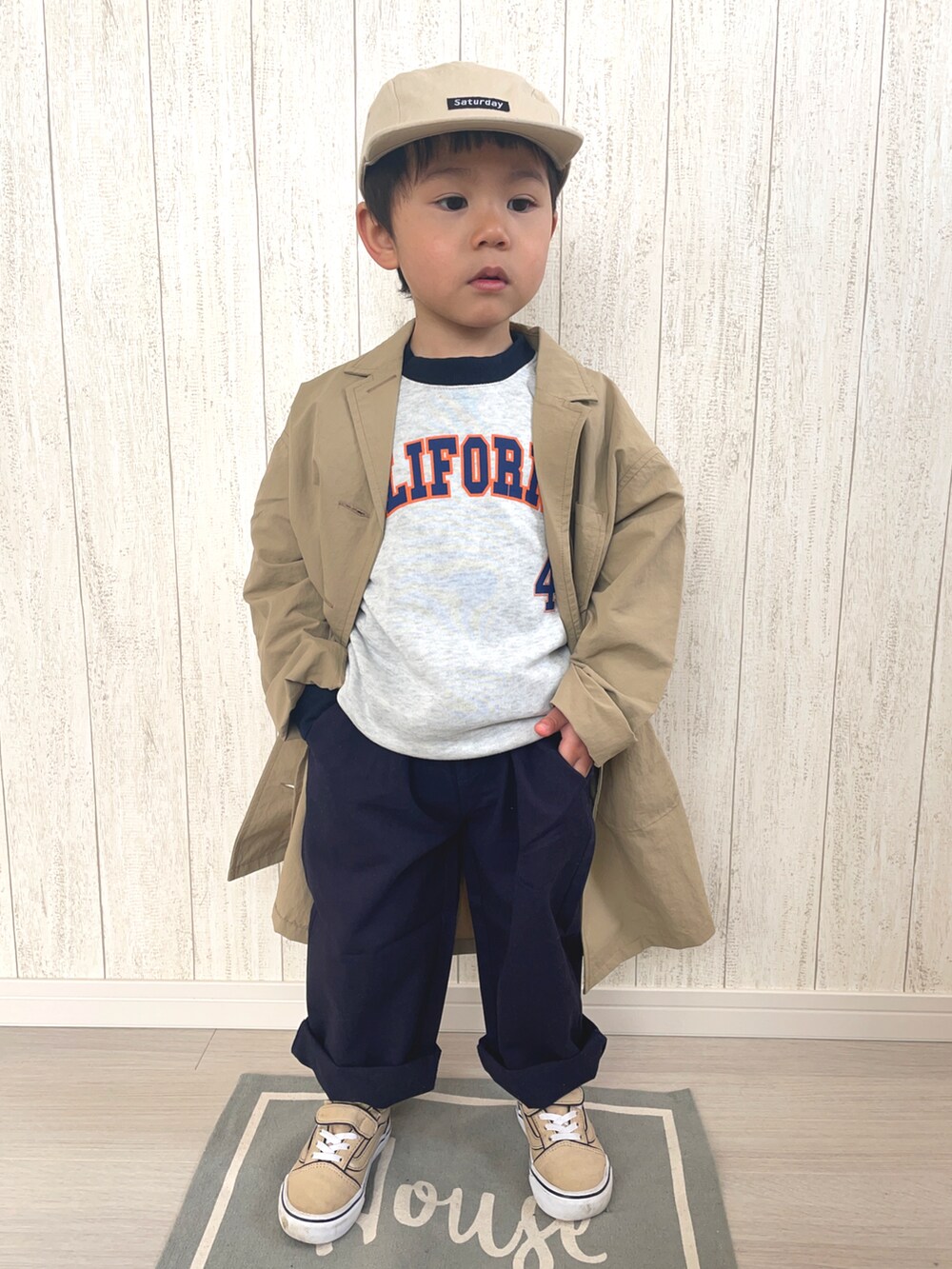 グレー系のスウェット、ブルー系のその他パンツ、ベージュ系のステンカラーコートを着用したキッズの冬コーディネートの4枚目の写真