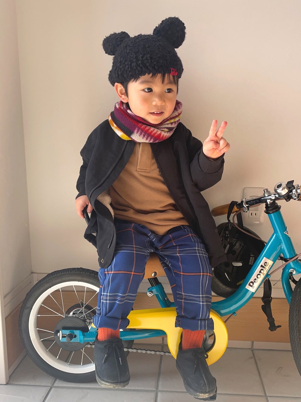 ブラック系のブルゾン、ブルー系のその他パンツ、ブラック系のブーツを着用したキッズの冬コーディネートの2枚目の写真