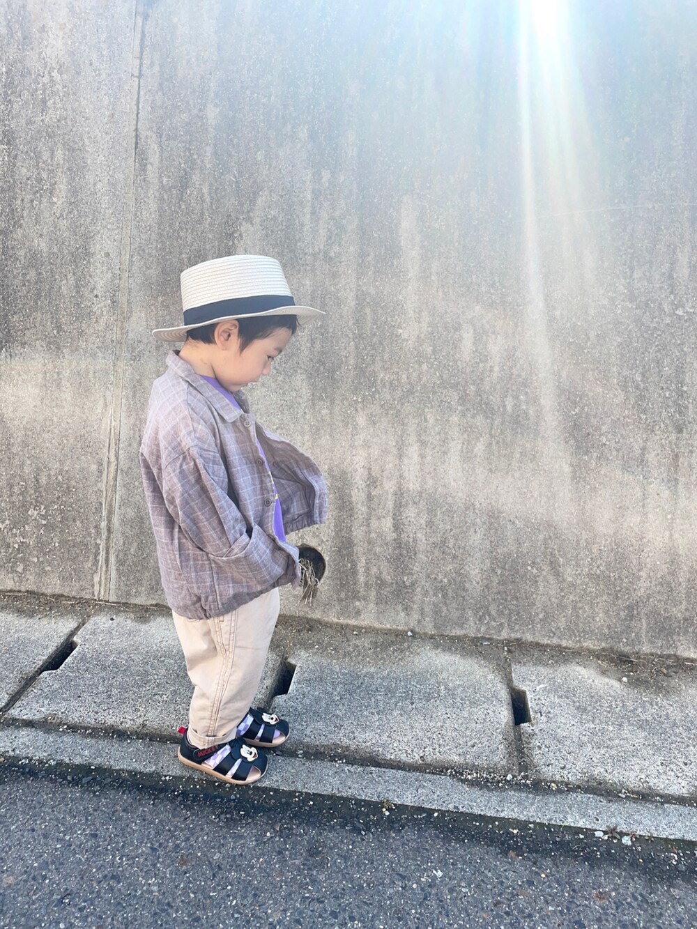 「春夏コーデ、ごきげんウィーク、休日スタイル、カジュアルコーデ、ZOZOKIDSDAY、今日のコーデ、カンカン帽、グルカサンダル、シャツコーデ」｜「BRANSHESのアイテム（パンツ、ベージュ系）」を使った、りつぼーさん（キッズ・90cm）の春コーディネートの4枚目の写真