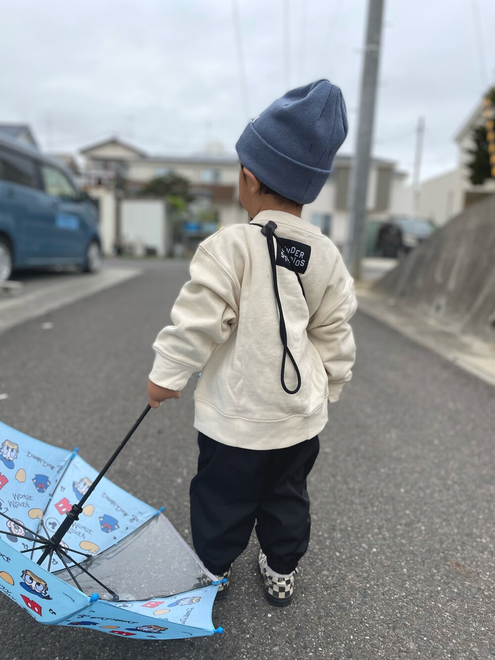 「ビールーム、モノトーン、ootd、オーバーサイズ、ビッグシルエット、スリッポン、ZOZOKIDSDAY、カーゴパンツ」｜「BREEZEの2WAYニットキャップ（ニットキャップ/ビーニー、ブルー系）」を使った、りつぼーさん（キッズ・90cm）の春コーディネートの4枚目の写真