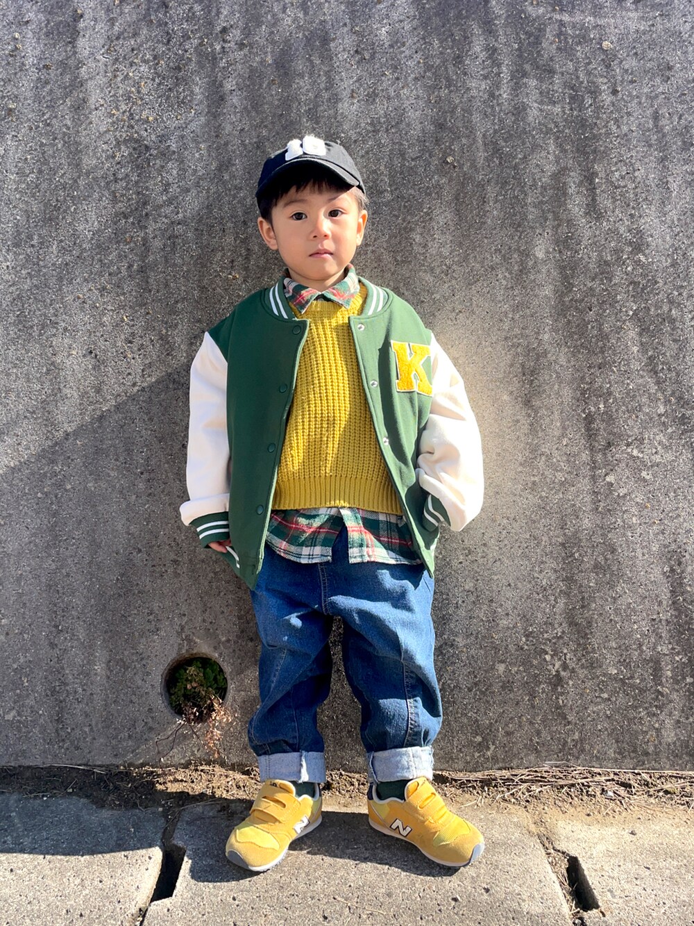 グリーン系のスカジャン、グリーン系のシャツ/ブラウス、イエロー系のニット/セーターを着用したキッズの冬コーディネートの4枚目の写真