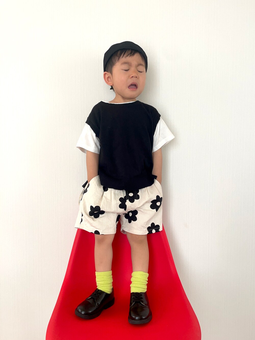 「花柄、ショートパンツ、ドレスシューズ、モノトーン、休日スタイル、プチプラ、初夏コーデ、おでかけコーデ、カラーソックス」｜「BREEZEのフィッシャーマンズキャップ（キャップ、ブラック系）」を使った、りつぼーさん（キッズ・90cm）の夏コーディネートの4枚目の写真