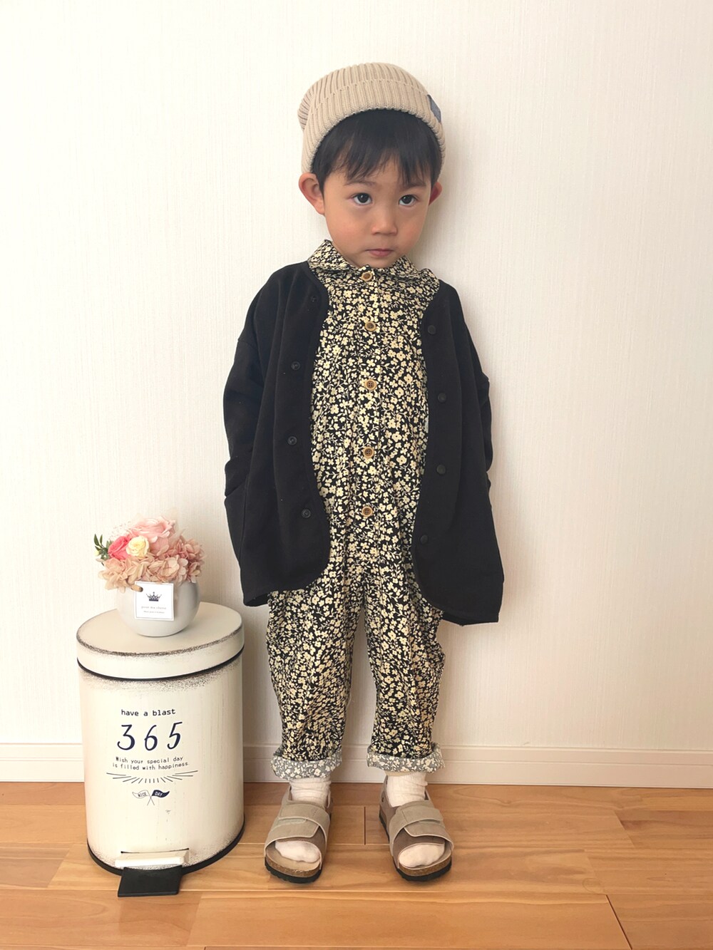 「春服みてみて、オールインワン、セットアップ、カーディガン、花柄、パステル映える春」｜「pairmanonの花柄襟付き半袖ガールズオールインワン（つなぎ/オールインワン、ブラック系）」を使った、りつぼーさん（キッズ・90cm）の春コーディネートの5枚目の写真