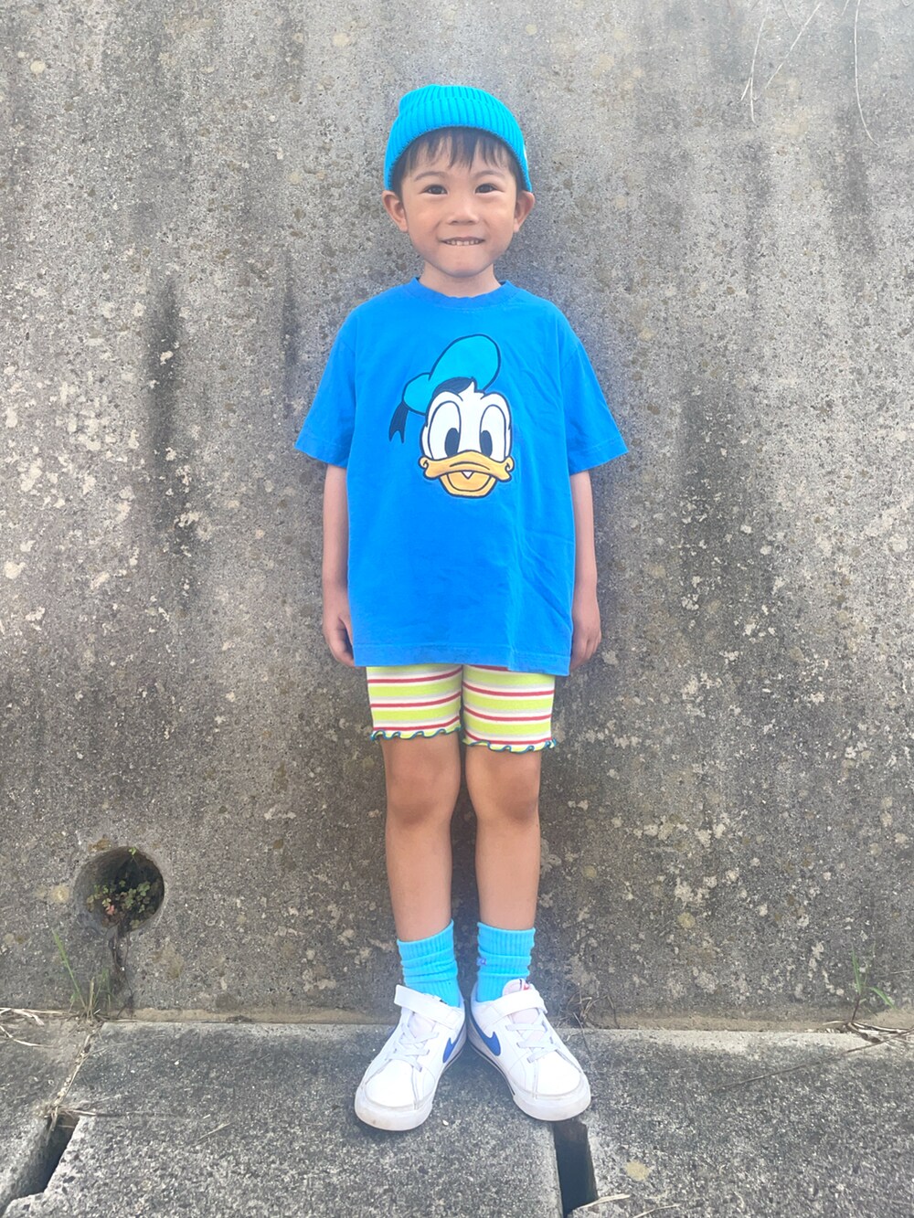 ホワイト系のスニーカー、グリーン系のその他パンツ、ブルー系のニットキャップ/ビーニーを着用したキッズの夏コーディネートの2枚目の写真