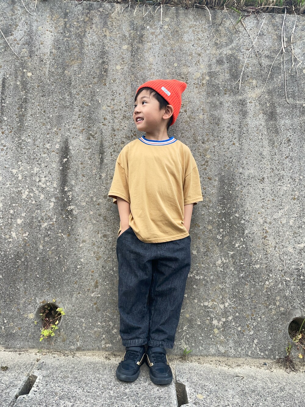 「スポーツミックス、最近のいい感じコーデ、Tシャツ、シンプルコーデ、プチプラ」｜「PAIRMANON STREETの【PAIRMANON STREET】ライン リブ 無地 配色 リンガー 半袖 Tシャツ（Tシャツ/カットソー、ベージュ系）」を使った、りつぼーさん（キッズ・100cm）の夏コーディネートの2枚目の写真