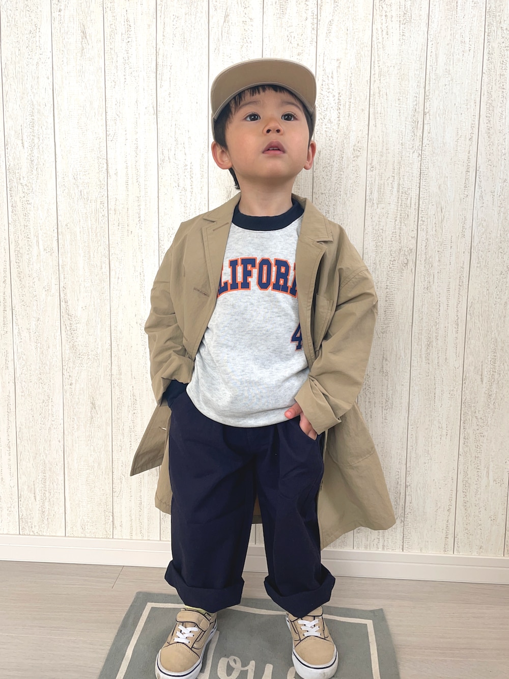 グレー系のスウェット、ブルー系のその他パンツ、ベージュ系のステンカラーコートを着用したキッズの冬コーディネートの3枚目の写真