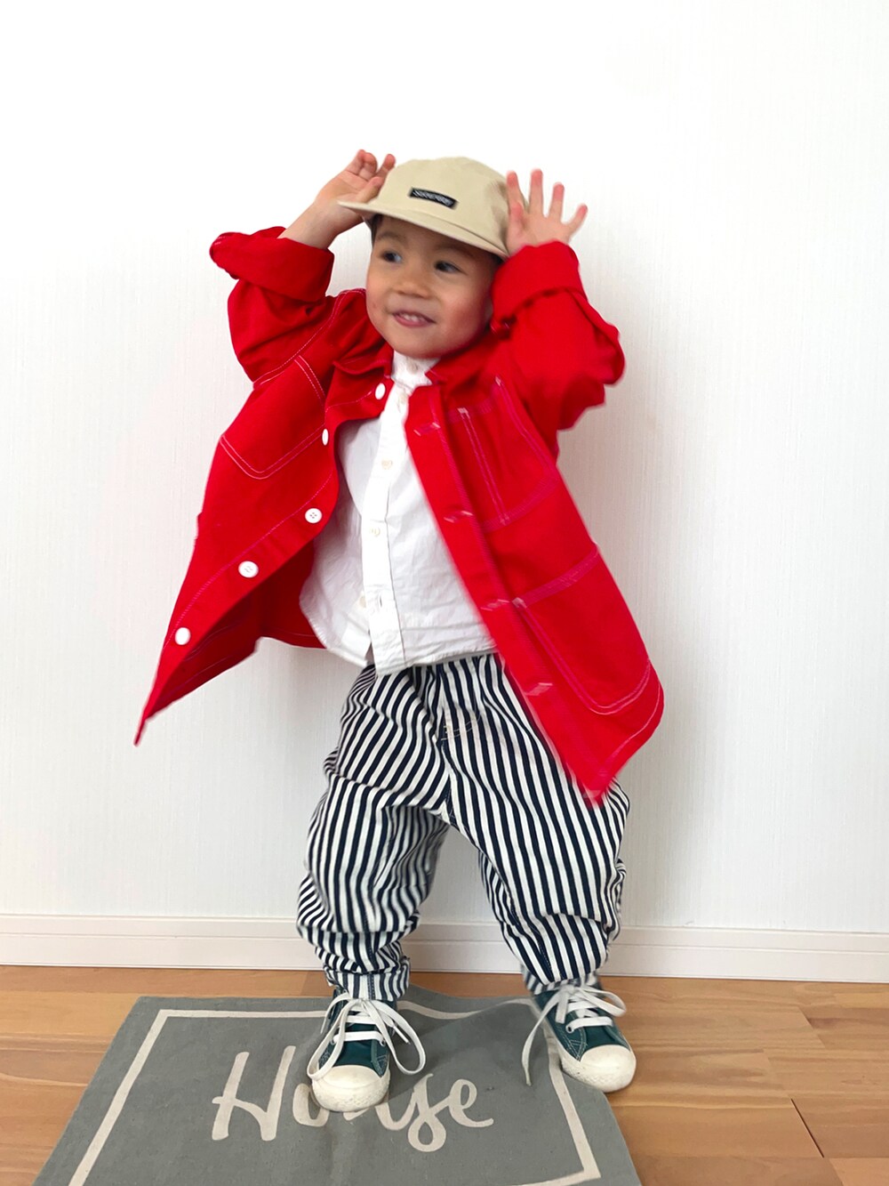 レッド系のブルゾン、ホワイト系のシャツ/ブラウス、その他のデニムパンツを着用したキッズの春コーディネートの3枚目の写真