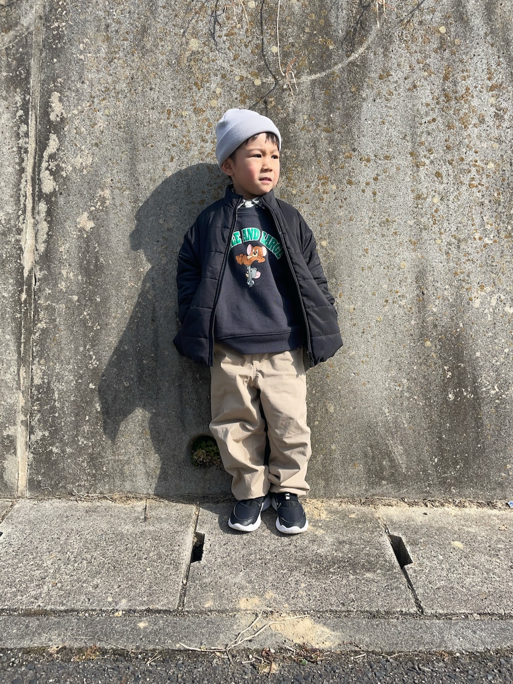 「レイヤードスタイル、男の子コーデ、カジュアルコーデ、春コーデ、休日スタイル、プチプラ」｜「BREEZEの2WAYニットキャップ（ニットキャップ/ビーニー、グレー系）」を使った、りつぼーさん（キッズ・100cm）の冬コーディネートの2枚目の写真