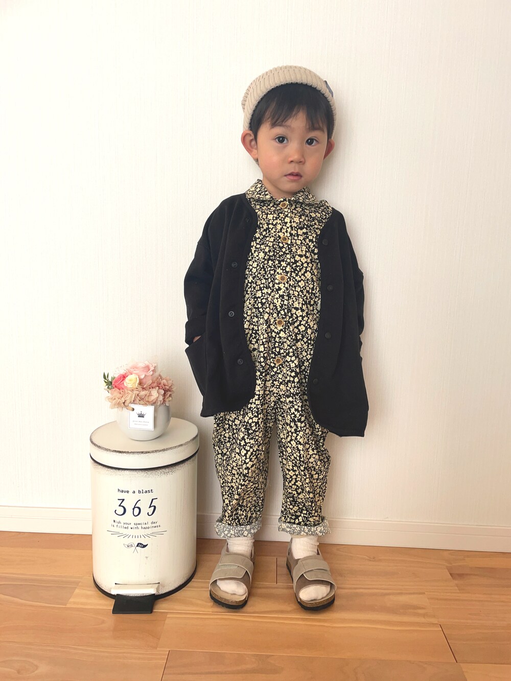 「春服みてみて、オールインワン、セットアップ、カーディガン、花柄、パステル映える春」｜「pairmanonの花柄襟付き半袖ガールズオールインワン（つなぎ/オールインワン、ブラック系）」を使った、りつぼーさん（キッズ・90cm）の春コーディネートの4枚目の写真