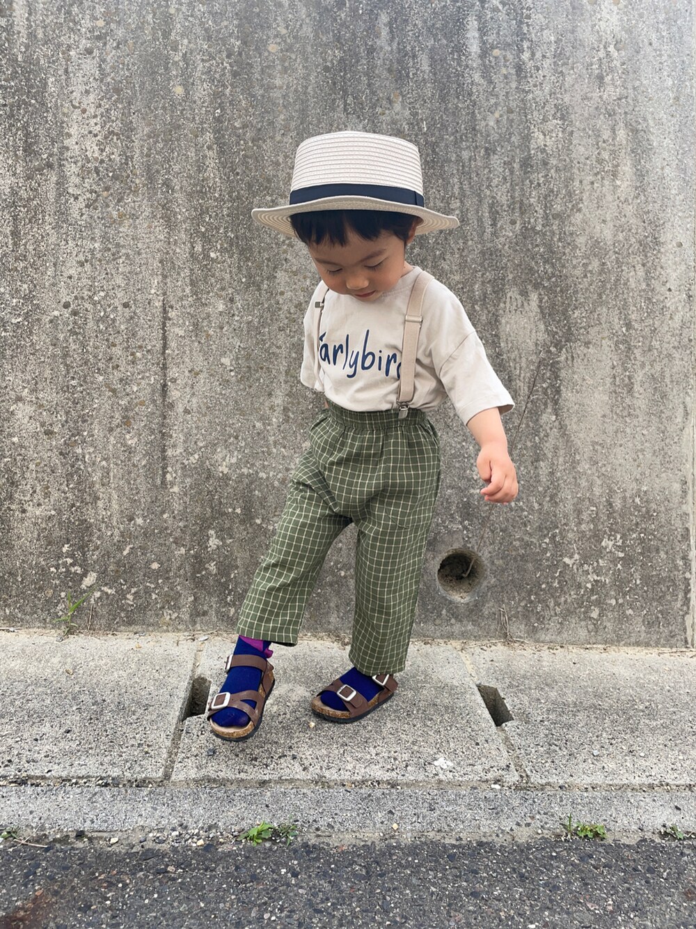 「タックイン、サンダル、夏だ！Tシャツ着よう！、ペアマノン、カンカン帽、プチプラ、カラーパンツ、ロゴT、ギンガムチェック、麦わら帽子」｜「apres les coursのベーシックサンダル（サンダル、ブラウン系）」を使った、りつぼーさん（キッズ・90cm）の春コーディネートの3枚目の写真